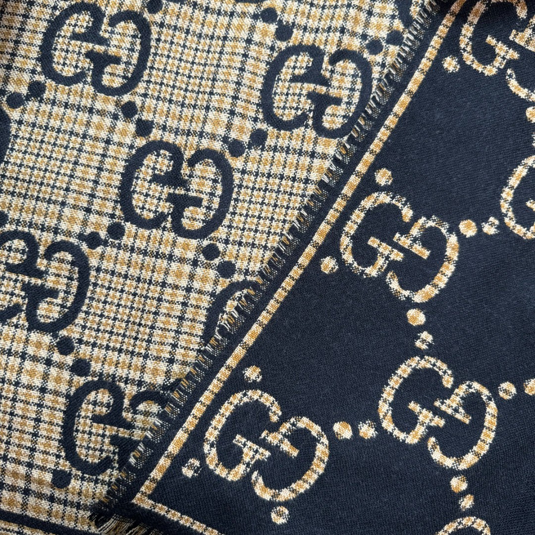 图片[9]-#Gucci/古驰 黑金双G流苏围巾 围巾采用双面设计，一面饰有经典的GG老花图案，另一面则是简约素色，相当于一条围巾的价格，获得两种不同的穿搭风格，细节上，烫金元素或细碎金线的加入，打破了秋冬的沉闷感，在不经意间透露出低调的高级感，超大尺寸让它远超普通围巾的功能，你可以轻松地将其作为披肩搭配，增添大气场，也可以绕颈一两次，打造慵懒而精致的层次感。由于其足够宽大厚实，在微凉天气里完全可以作为一件时尚的小外套使用，真正实现“凹造型与保暖”兼得，围巾采用100%新剪羊毛，材质本身具有优异的保暖性，经过巴素兰工艺处理，触感软糯亲肤，避免了普通羊毛的扎刺感 尺码：180×49cm，流苏2cm-选品中心