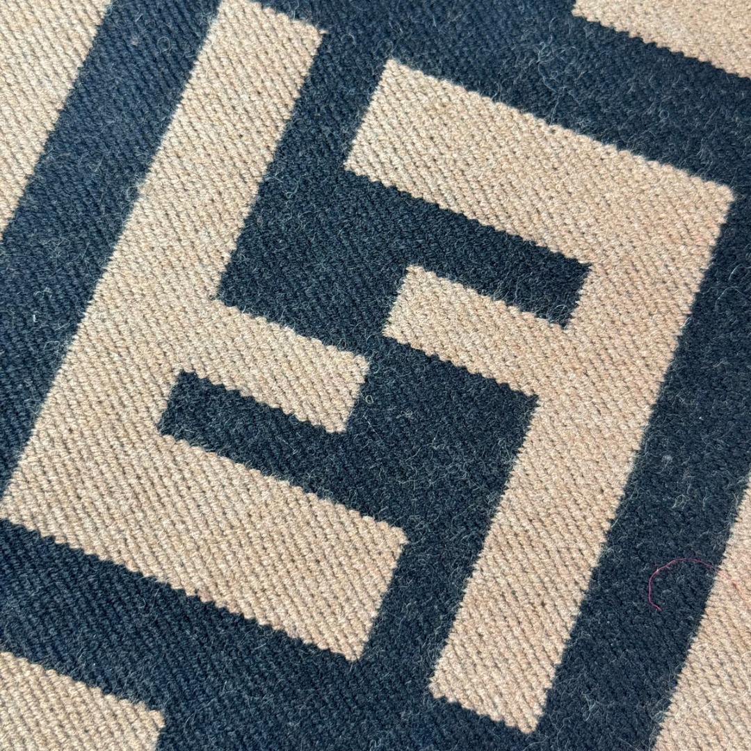 图片[3]-#Fendi/芬迪 横杠FF老花流苏围巾 严格采用原版规格面料，95%优质羊毛+5%桑蚕丝混纺，得益于精梳工艺与高密度织法，围巾手感软糯亲肤，触感细腻不扎人，同时保证了面料的挺括度和垂坠感，实现了柔软与有型的完美平衡，双面可用设计，一面是深邃神秘的黑色底FF老花，另一面是温暖经典的驼色底FF老花，一条围巾相当于两种风格，随心切换，从水洗标、内标到吊牌、编号，均为一致，标签字体、缝线工艺等细节均严格对标，超大尺寸既可作围巾，也可当披肩，FF老花图案是品牌最具辨识度的视觉符号，自带高级气场，能瞬间提升整体穿搭的时尚感，让日常造型“UpUp” 尺码：187×38cm，流苏1.5cm-选品中心