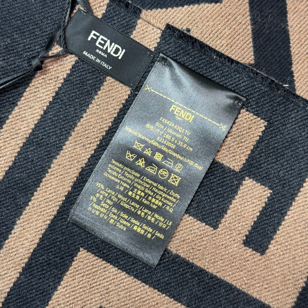 图片[5]-#Fendi/芬迪 横杠FF老花流苏围巾 严格采用原版规格面料，95%优质羊毛+5%桑蚕丝混纺，得益于精梳工艺与高密度织法，围巾手感软糯亲肤，触感细腻不扎人，同时保证了面料的挺括度和垂坠感，实现了柔软与有型的完美平衡，双面可用设计，一面是深邃神秘的黑色底FF老花，另一面是温暖经典的驼色底FF老花，一条围巾相当于两种风格，随心切换，从水洗标、内标到吊牌、编号，均为一致，标签字体、缝线工艺等细节均严格对标，超大尺寸既可作围巾，也可当披肩，FF老花图案是品牌最具辨识度的视觉符号，自带高级气场，能瞬间提升整体穿搭的时尚感，让日常造型“UpUp” 尺码：187×38cm，流苏1.5cm-选品中心
