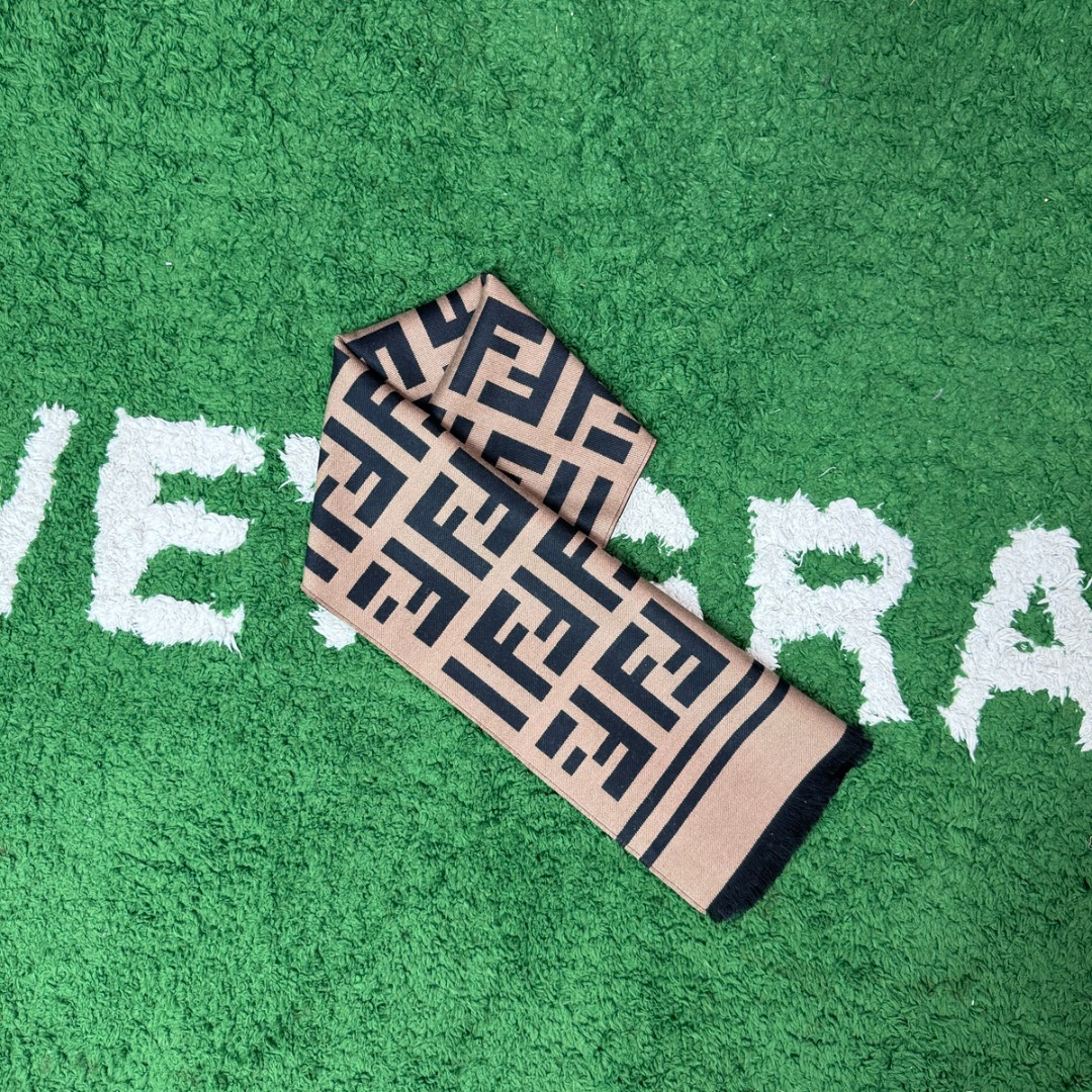 图片[2]-#Fendi/芬迪 横杠FF老花流苏围巾 严格采用原版规格面料，95%优质羊毛+5%桑蚕丝混纺，得益于精梳工艺与高密度织法，围巾手感软糯亲肤，触感细腻不扎人，同时保证了面料的挺括度和垂坠感，实现了柔软与有型的完美平衡，双面可用设计，一面是深邃神秘的黑色底FF老花，另一面是温暖经典的驼色底FF老花，一条围巾相当于两种风格，随心切换，从水洗标、内标到吊牌、编号，均为一致，标签字体、缝线工艺等细节均严格对标，超大尺寸既可作围巾，也可当披肩，FF老花图案是品牌最具辨识度的视觉符号，自带高级气场，能瞬间提升整体穿搭的时尚感，让日常造型“UpUp” 尺码：187×38cm，流苏1.5cm-选品中心