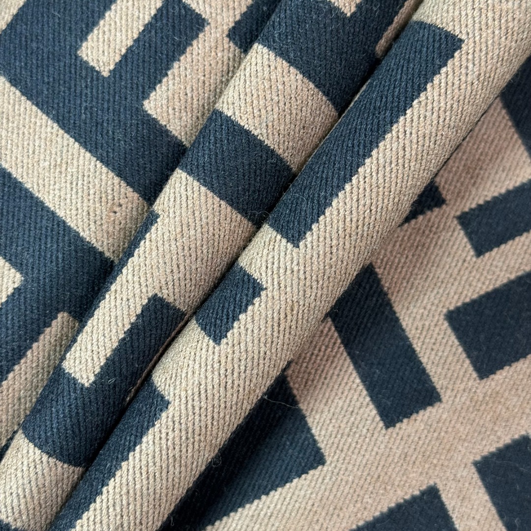 图片[4]-#Fendi/芬迪 横杠FF老花流苏围巾 严格采用原版规格面料，95%优质羊毛+5%桑蚕丝混纺，得益于精梳工艺与高密度织法，围巾手感软糯亲肤，触感细腻不扎人，同时保证了面料的挺括度和垂坠感，实现了柔软与有型的完美平衡，双面可用设计，一面是深邃神秘的黑色底FF老花，另一面是温暖经典的驼色底FF老花，一条围巾相当于两种风格，随心切换，从水洗标、内标到吊牌、编号，均为一致，标签字体、缝线工艺等细节均严格对标，超大尺寸既可作围巾，也可当披肩，FF老花图案是品牌最具辨识度的视觉符号，自带高级气场，能瞬间提升整体穿搭的时尚感，让日常造型“UpUp” 尺码：187×38cm，流苏1.5cm-选品中心