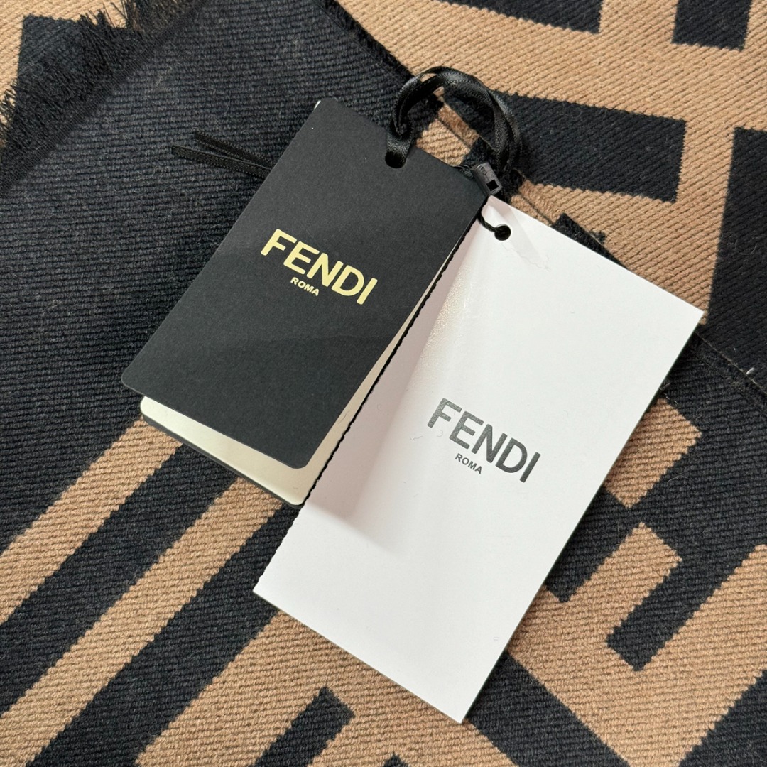 图片[6]-#Fendi/芬迪 横杠FF老花流苏围巾 严格采用原版规格面料，95%优质羊毛+5%桑蚕丝混纺，得益于精梳工艺与高密度织法，围巾手感软糯亲肤，触感细腻不扎人，同时保证了面料的挺括度和垂坠感，实现了柔软与有型的完美平衡，双面可用设计，一面是深邃神秘的黑色底FF老花，另一面是温暖经典的驼色底FF老花，一条围巾相当于两种风格，随心切换，从水洗标、内标到吊牌、编号，均为一致，标签字体、缝线工艺等细节均严格对标，超大尺寸既可作围巾，也可当披肩，FF老花图案是品牌最具辨识度的视觉符号，自带高级气场，能瞬间提升整体穿搭的时尚感，让日常造型“UpUp” 尺码：187×38cm，流苏1.5cm-选品中心
