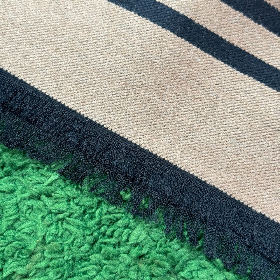 图片[7]-#Fendi/芬迪 横杠FF老花流苏围巾 严格采用原版规格面料，95%优质羊毛+5%桑蚕丝混纺，得益于精梳工艺与高密度织法，围巾手感软糯亲肤，触感细腻不扎人，同时保证了面料的挺括度和垂坠感，实现了柔软与有型的完美平衡，双面可用设计，一面是深邃神秘的黑色底FF老花，另一面是温暖经典的驼色底FF老花，一条围巾相当于两种风格，随心切换，从水洗标、内标到吊牌、编号，均为一致，标签字体、缝线工艺等细节均严格对标，超大尺寸既可作围巾，也可当披肩，FF老花图案是品牌最具辨识度的视觉符号，自带高级气场，能瞬间提升整体穿搭的时尚感，让日常造型“UpUp” 尺码：187×38cm，流苏1.5cm-选品中心