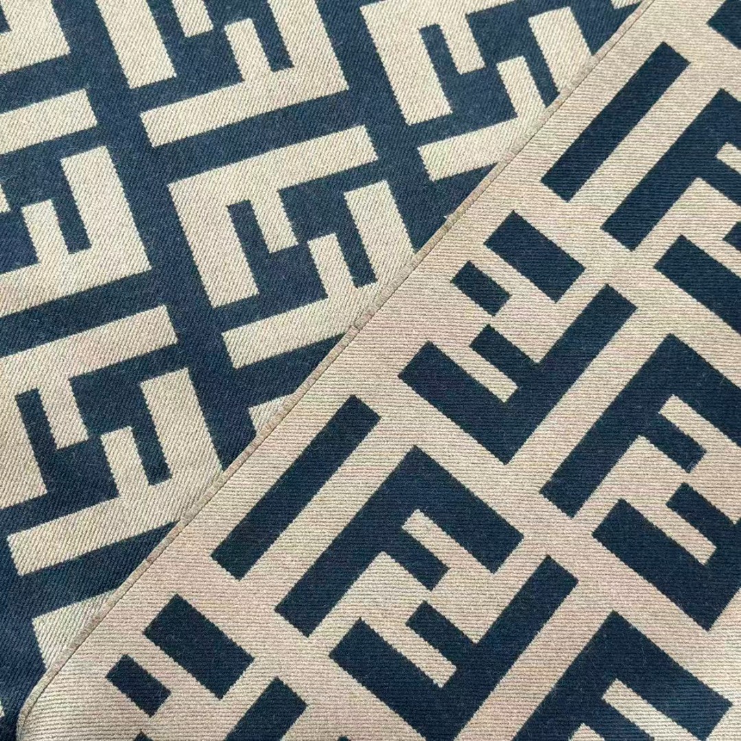 图片[9]-#Fendi/芬迪 横杠FF老花流苏围巾 严格采用原版规格面料，95%优质羊毛+5%桑蚕丝混纺，得益于精梳工艺与高密度织法，围巾手感软糯亲肤，触感细腻不扎人，同时保证了面料的挺括度和垂坠感，实现了柔软与有型的完美平衡，双面可用设计，一面是深邃神秘的黑色底FF老花，另一面是温暖经典的驼色底FF老花，一条围巾相当于两种风格，随心切换，从水洗标、内标到吊牌、编号，均为一致，标签字体、缝线工艺等细节均严格对标，超大尺寸既可作围巾，也可当披肩，FF老花图案是品牌最具辨识度的视觉符号，自带高级气场，能瞬间提升整体穿搭的时尚感，让日常造型“UpUp” 尺码：187×38cm，流苏1.5cm-选品中心