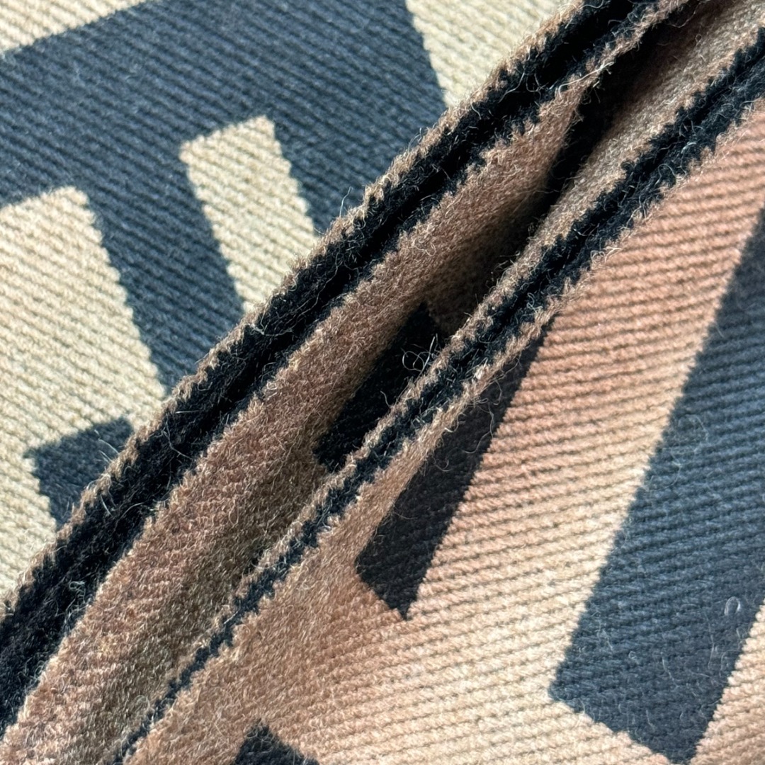 图片[8]-#Fendi/芬迪 横杠FF老花流苏围巾 严格采用原版规格面料，95%优质羊毛+5%桑蚕丝混纺，得益于精梳工艺与高密度织法，围巾手感软糯亲肤，触感细腻不扎人，同时保证了面料的挺括度和垂坠感，实现了柔软与有型的完美平衡，双面可用设计，一面是深邃神秘的黑色底FF老花，另一面是温暖经典的驼色底FF老花，一条围巾相当于两种风格，随心切换，从水洗标、内标到吊牌、编号，均为一致，标签字体、缝线工艺等细节均严格对标，超大尺寸既可作围巾，也可当披肩，FF老花图案是品牌最具辨识度的视觉符号，自带高级气场，能瞬间提升整体穿搭的时尚感，让日常造型“UpUp” 尺码：187×38cm，流苏1.5cm-选品中心