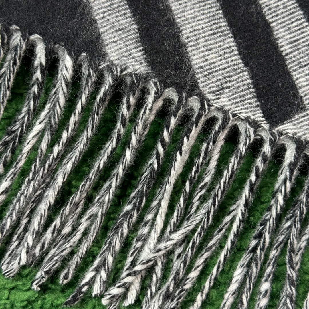 图片[3]-#Burberry/博柏利 黑格纹流苏围巾 -正确细节，手工穿线包边 采用100%澳洲绵羊毛，确保了围巾的柔软亲肤和出色的保暖性，触感细腻不扎人，独特编织与包边，最大的特色在于粗线编织格工艺的一体式包边，这不仅是对经典格纹的另一种完美呈现，也体现了精湛的工艺，围巾握在手中能感受到如云朵般的空气绵绵感，这种蓬松柔软的体验得益于复杂的后整工艺，采用AB双面设计，正反面均为Burberry经典格纹，并通过独特的配色与工艺，作为男女同款的设计，它非常适合作为情侣搭配，能够轻松融入各种穿搭风格，无论是休闲还是正式场合都能驾驭 尺码：182×30cm，流苏10cm-选品中心