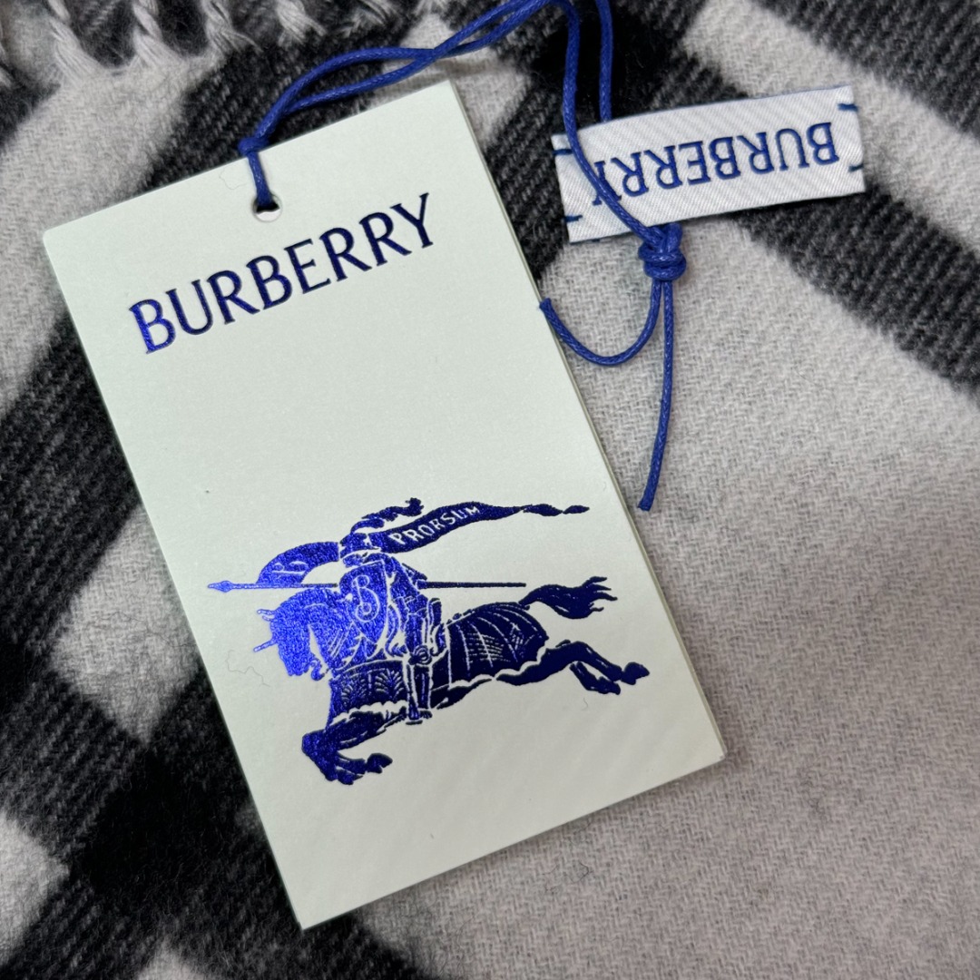 图片[6]-#Burberry/博柏利 黑格纹流苏围巾 -正确细节，手工穿线包边 采用100%澳洲绵羊毛，确保了围巾的柔软亲肤和出色的保暖性，触感细腻不扎人，独特编织与包边，最大的特色在于粗线编织格工艺的一体式包边，这不仅是对经典格纹的另一种完美呈现，也体现了精湛的工艺，围巾握在手中能感受到如云朵般的空气绵绵感，这种蓬松柔软的体验得益于复杂的后整工艺，采用AB双面设计，正反面均为Burberry经典格纹，并通过独特的配色与工艺，作为男女同款的设计，它非常适合作为情侣搭配，能够轻松融入各种穿搭风格，无论是休闲还是正式场合都能驾驭 尺码：182×30cm，流苏10cm-选品中心