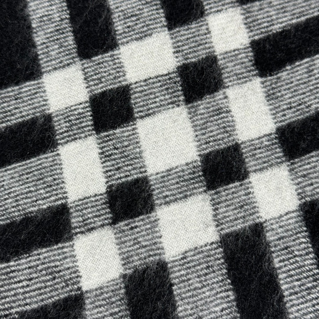 图片[5]-#Burberry/博柏利 黑格纹流苏围巾 -正确细节，手工穿线包边 采用100%澳洲绵羊毛，确保了围巾的柔软亲肤和出色的保暖性，触感细腻不扎人，独特编织与包边，最大的特色在于粗线编织格工艺的一体式包边，这不仅是对经典格纹的另一种完美呈现，也体现了精湛的工艺，围巾握在手中能感受到如云朵般的空气绵绵感，这种蓬松柔软的体验得益于复杂的后整工艺，采用AB双面设计，正反面均为Burberry经典格纹，并通过独特的配色与工艺，作为男女同款的设计，它非常适合作为情侣搭配，能够轻松融入各种穿搭风格，无论是休闲还是正式场合都能驾驭 尺码：182×30cm，流苏10cm-选品中心