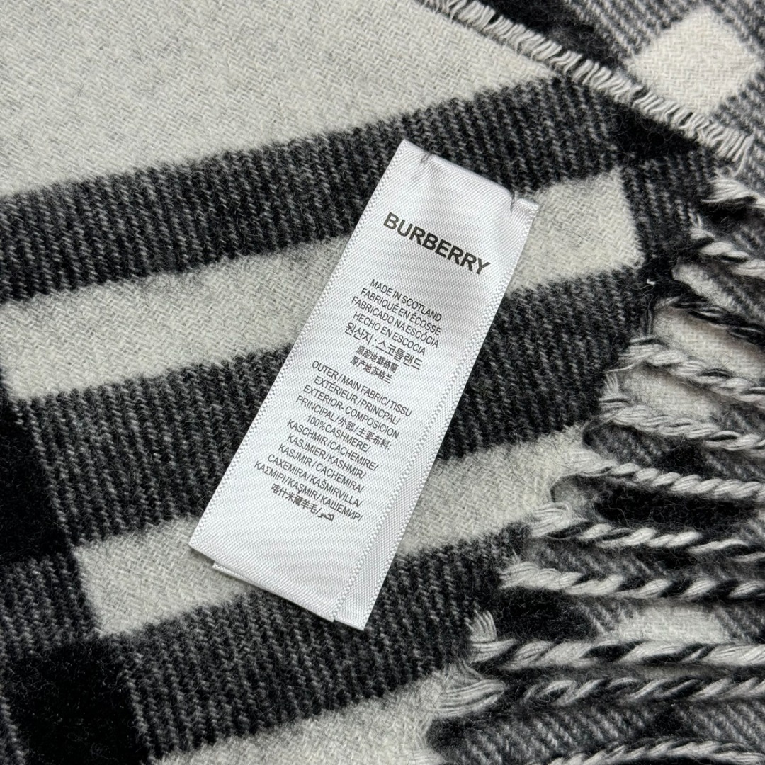 图片[7]-#Burberry/博柏利 黑格纹流苏围巾 -正确细节，手工穿线包边 采用100%澳洲绵羊毛，确保了围巾的柔软亲肤和出色的保暖性，触感细腻不扎人，独特编织与包边，最大的特色在于粗线编织格工艺的一体式包边，这不仅是对经典格纹的另一种完美呈现，也体现了精湛的工艺，围巾握在手中能感受到如云朵般的空气绵绵感，这种蓬松柔软的体验得益于复杂的后整工艺，采用AB双面设计，正反面均为Burberry经典格纹，并通过独特的配色与工艺，作为男女同款的设计，它非常适合作为情侣搭配，能够轻松融入各种穿搭风格，无论是休闲还是正式场合都能驾驭 尺码：182×30cm，流苏10cm-选品中心