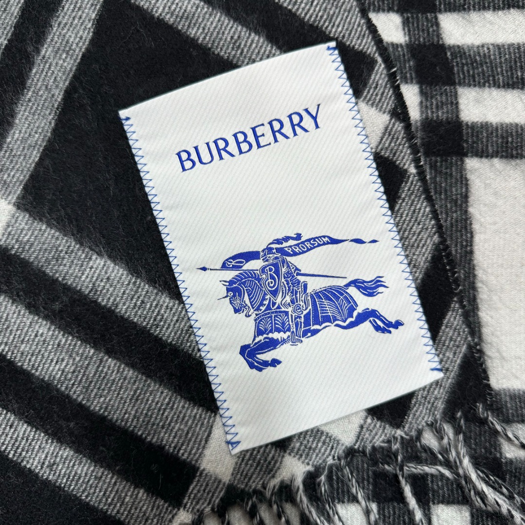 图片[8]-#Burberry/博柏利 黑格纹流苏围巾 -正确细节，手工穿线包边 采用100%澳洲绵羊毛，确保了围巾的柔软亲肤和出色的保暖性，触感细腻不扎人，独特编织与包边，最大的特色在于粗线编织格工艺的一体式包边，这不仅是对经典格纹的另一种完美呈现，也体现了精湛的工艺，围巾握在手中能感受到如云朵般的空气绵绵感，这种蓬松柔软的体验得益于复杂的后整工艺，采用AB双面设计，正反面均为Burberry经典格纹，并通过独特的配色与工艺，作为男女同款的设计，它非常适合作为情侣搭配，能够轻松融入各种穿搭风格，无论是休闲还是正式场合都能驾驭 尺码：182×30cm，流苏10cm-选品中心