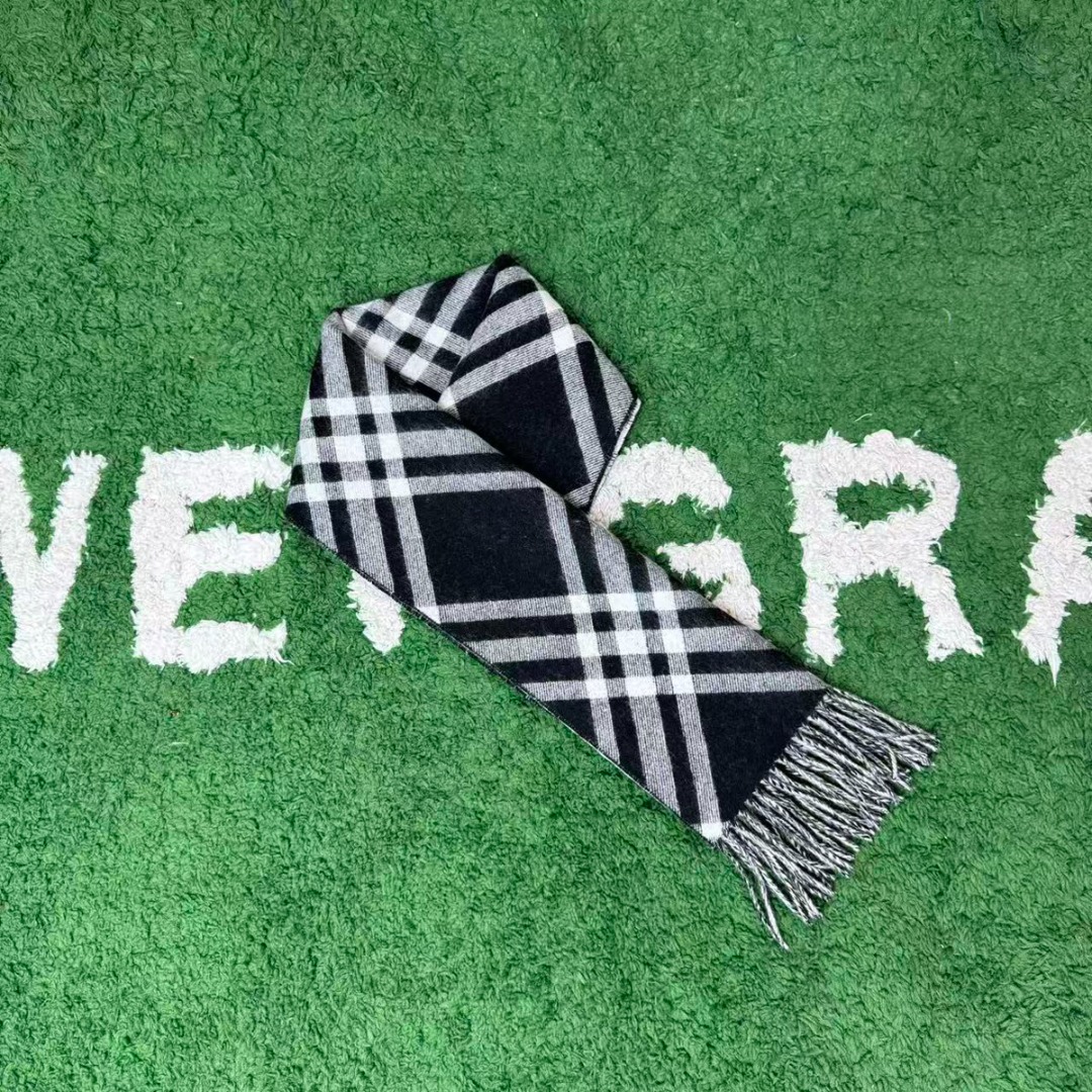 图片[2]-#Burberry/博柏利 黑格纹流苏围巾 -正确细节，手工穿线包边 采用100%澳洲绵羊毛，确保了围巾的柔软亲肤和出色的保暖性，触感细腻不扎人，独特编织与包边，最大的特色在于粗线编织格工艺的一体式包边，这不仅是对经典格纹的另一种完美呈现，也体现了精湛的工艺，围巾握在手中能感受到如云朵般的空气绵绵感，这种蓬松柔软的体验得益于复杂的后整工艺，采用AB双面设计，正反面均为Burberry经典格纹，并通过独特的配色与工艺，作为男女同款的设计，它非常适合作为情侣搭配，能够轻松融入各种穿搭风格，无论是休闲还是正式场合都能驾驭 尺码：182×30cm，流苏10cm-选品中心