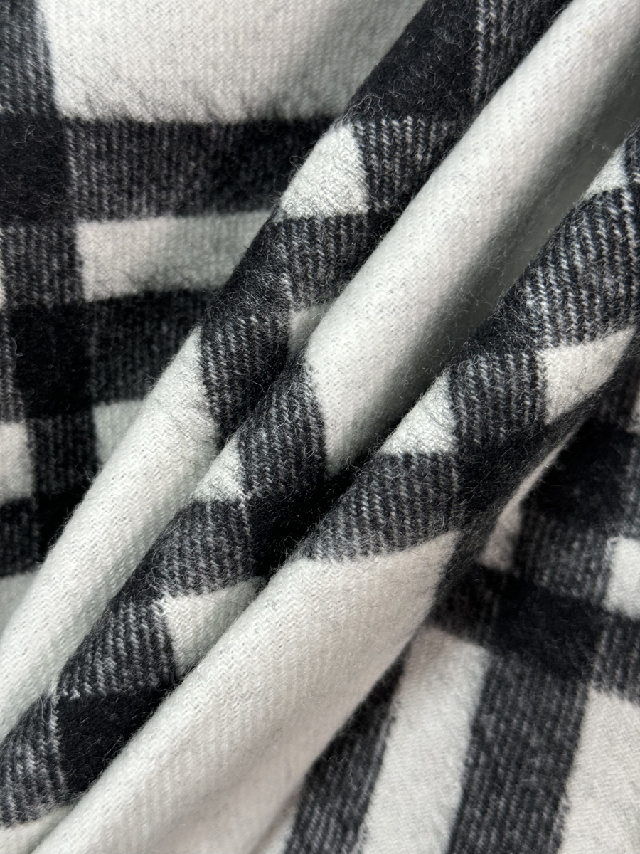 图片[4]-#Burberry/博柏利 黑格纹流苏围巾 -正确细节，手工穿线包边 采用100%澳洲绵羊毛，确保了围巾的柔软亲肤和出色的保暖性，触感细腻不扎人，独特编织与包边，最大的特色在于粗线编织格工艺的一体式包边，这不仅是对经典格纹的另一种完美呈现，也体现了精湛的工艺，围巾握在手中能感受到如云朵般的空气绵绵感，这种蓬松柔软的体验得益于复杂的后整工艺，采用AB双面设计，正反面均为Burberry经典格纹，并通过独特的配色与工艺，作为男女同款的设计，它非常适合作为情侣搭配，能够轻松融入各种穿搭风格，无论是休闲还是正式场合都能驾驭 尺码：182×30cm，流苏10cm-选品中心