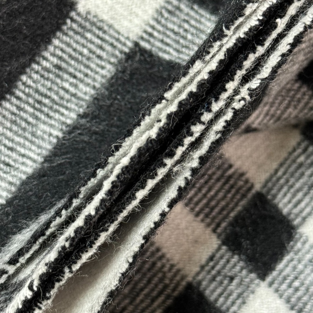 图片[9]-#Burberry/博柏利 黑格纹流苏围巾 -正确细节，手工穿线包边 采用100%澳洲绵羊毛，确保了围巾的柔软亲肤和出色的保暖性，触感细腻不扎人，独特编织与包边，最大的特色在于粗线编织格工艺的一体式包边，这不仅是对经典格纹的另一种完美呈现，也体现了精湛的工艺，围巾握在手中能感受到如云朵般的空气绵绵感，这种蓬松柔软的体验得益于复杂的后整工艺，采用AB双面设计，正反面均为Burberry经典格纹，并通过独特的配色与工艺，作为男女同款的设计，它非常适合作为情侣搭配，能够轻松融入各种穿搭风格，无论是休闲还是正式场合都能驾驭 尺码：182×30cm，流苏10cm-选品中心