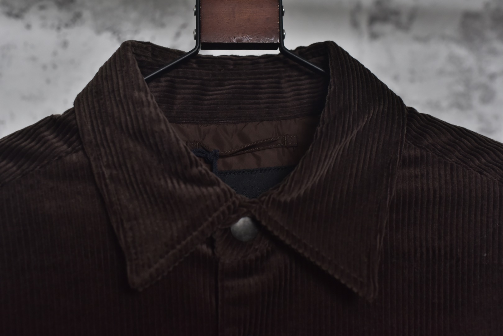 图片[5]-#PRD灯芯绒贴布棉服 深棕色 乌木色款为100%棉 填充层为55%再生聚酯纤维+45%聚酯纤维 采用Prada 2025秋冬新配方 将传统灯芯绒克重从380g/㎡降至260g/㎡ 兼顾透气性与挺括度 经纱选用28tex×2（21/2英支）股线 纬纱为28tex（21英支）单纱 符合高端灯芯绒纱线规格 成品克重260g/㎡ 属于轻盈型灯芯绒 绒条细腻且回弹无褶 整体采用压胶工艺替代传统平车踩线，接缝处密封性好，且减少线迹磨损风险 面料经过预洗水+软整理 绒面手感柔软且无浮色 色牢度达ISO 105标准4级以上 尺码：XS S M L-选品中心