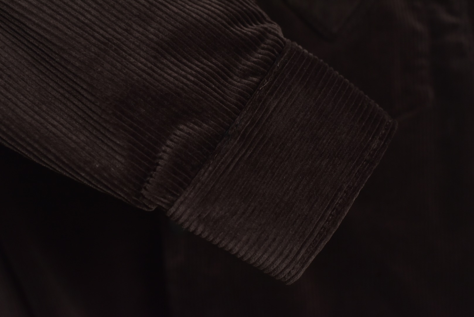 图片[6]-#PRD灯芯绒贴布棉服 深棕色 乌木色款为100%棉 填充层为55%再生聚酯纤维+45%聚酯纤维 采用Prada 2025秋冬新配方 将传统灯芯绒克重从380g/㎡降至260g/㎡ 兼顾透气性与挺括度 经纱选用28tex×2（21/2英支）股线 纬纱为28tex（21英支）单纱 符合高端灯芯绒纱线规格 成品克重260g/㎡ 属于轻盈型灯芯绒 绒条细腻且回弹无褶 整体采用压胶工艺替代传统平车踩线，接缝处密封性好，且减少线迹磨损风险 面料经过预洗水+软整理 绒面手感柔软且无浮色 色牢度达ISO 105标准4级以上 尺码：XS S M L-选品中心