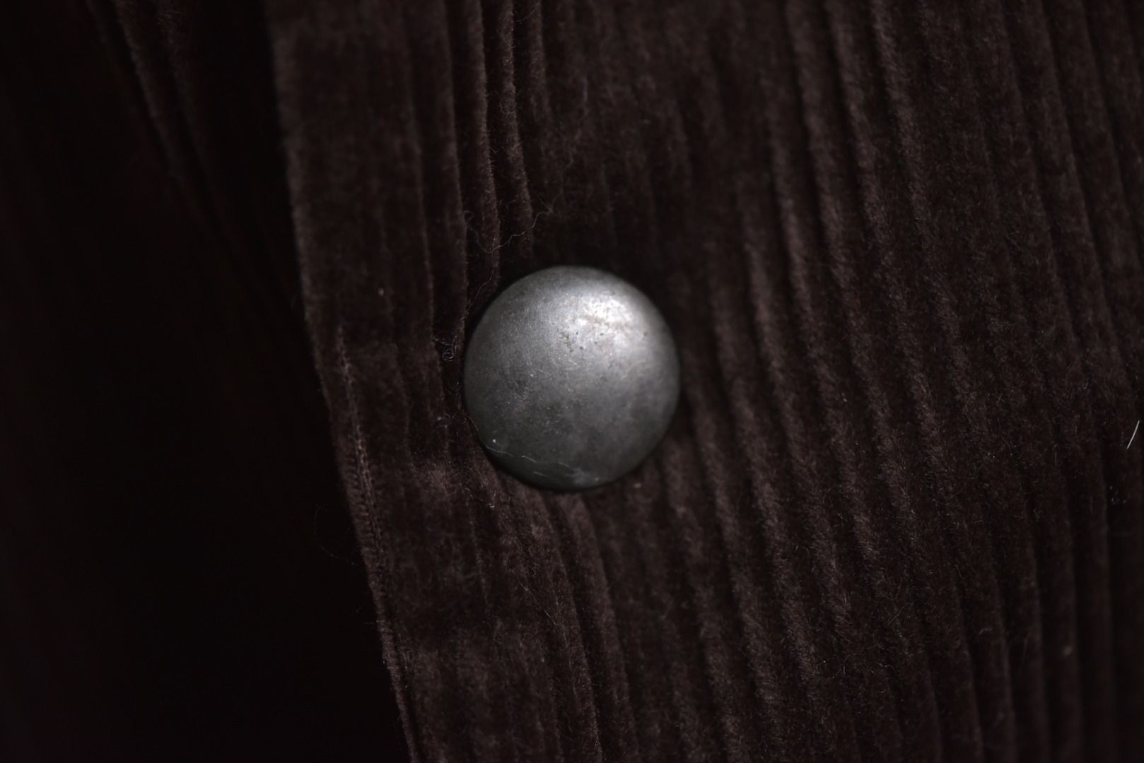 图片[3]-#PRD灯芯绒贴布棉服 深棕色 乌木色款为100%棉 填充层为55%再生聚酯纤维+45%聚酯纤维 采用Prada 2025秋冬新配方 将传统灯芯绒克重从380g/㎡降至260g/㎡ 兼顾透气性与挺括度 经纱选用28tex×2（21/2英支）股线 纬纱为28tex（21英支）单纱 符合高端灯芯绒纱线规格 成品克重260g/㎡ 属于轻盈型灯芯绒 绒条细腻且回弹无褶 整体采用压胶工艺替代传统平车踩线，接缝处密封性好，且减少线迹磨损风险 面料经过预洗水+软整理 绒面手感柔软且无浮色 色牢度达ISO 105标准4级以上 尺码：XS S M L-选品中心