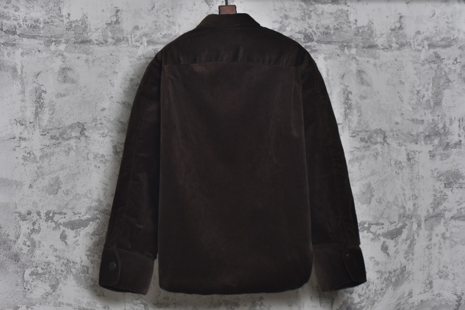 图片[2]-#PRD灯芯绒贴布棉服 深棕色 乌木色款为100%棉 填充层为55%再生聚酯纤维+45%聚酯纤维 采用Prada 2025秋冬新配方 将传统灯芯绒克重从380g/㎡降至260g/㎡ 兼顾透气性与挺括度 经纱选用28tex×2（21/2英支）股线 纬纱为28tex（21英支）单纱 符合高端灯芯绒纱线规格 成品克重260g/㎡ 属于轻盈型灯芯绒 绒条细腻且回弹无褶 整体采用压胶工艺替代传统平车踩线，接缝处密封性好，且减少线迹磨损风险 面料经过预洗水+软整理 绒面手感柔软且无浮色 色牢度达ISO 105标准4级以上 尺码：XS S M L-选品中心