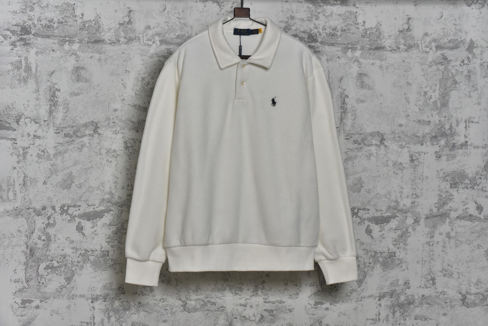 #拉尔夫劳伦双面绒polo 面料：16支双面绒，280克重，成分100%涤纶 罗纹：32支精棉十字罗纹，360克 采用日本进口“百灵达”多头式刺绣机台绣花，刺绣更缜密，更美观！独家订购进口“Coats”高士线，国际知名品牌，世界领先的缝纫线制造商。 独家对版开模，做原版等同大小厚度蝶贝纽扣。取自天然贝母打磨而成，纽扣表面受光源照射隐约带有五彩斑斓的亮泽感，纽扣的针孔朝向对版打扣，保持整齐，细节还原！ 尺码：S M L XL-选品中心