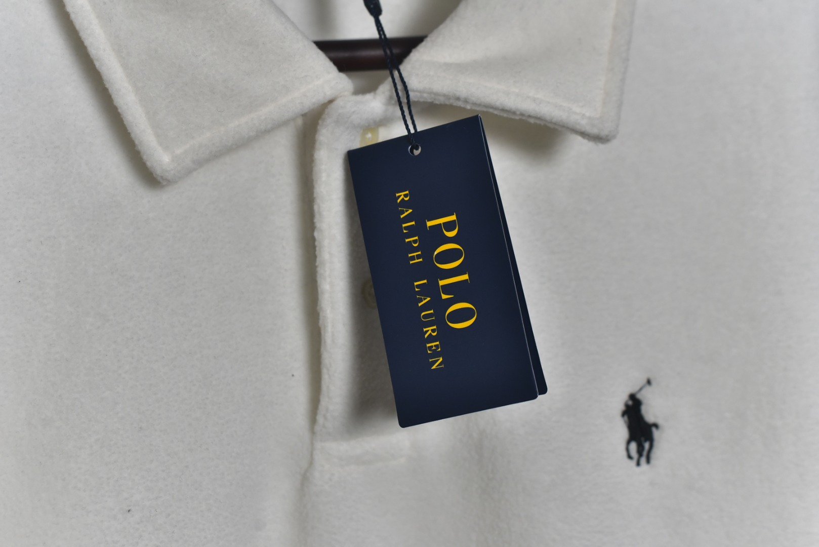 图片[4]-#拉尔夫劳伦双面绒polo 面料：16支双面绒，280克重，成分100%涤纶 罗纹：32支精棉十字罗纹，360克 采用日本进口“百灵达”多头式刺绣机台绣花，刺绣更缜密，更美观！独家订购进口“Coats”高士线，国际知名品牌，世界领先的缝纫线制造商。 独家对版开模，做原版等同大小厚度蝶贝纽扣。取自天然贝母打磨而成，纽扣表面受光源照射隐约带有五彩斑斓的亮泽感，纽扣的针孔朝向对版打扣，保持整齐，细节还原！ 尺码：S M L XL-选品中心