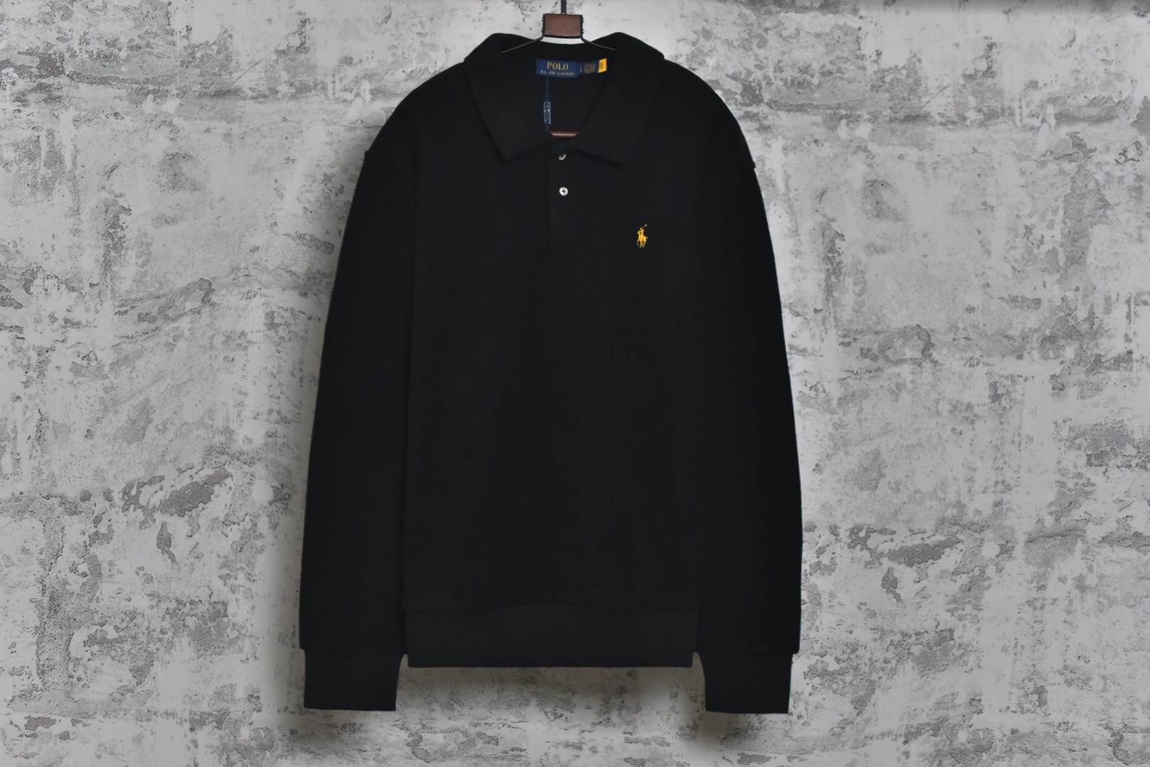 #拉尔夫劳伦双面绒polo 面料：16支双面绒，280克重，成分100%涤纶 罗纹：32支精棉十字罗纹，360克 采用日本进口“百灵达”多头式刺绣机台绣花，刺绣更缜密，更美观！独家订购进口“Coats”高士线，国际知名品牌，世界领先的缝纫线制造商。 独家对版开模，做原版等同大小厚度蝶贝纽扣。取自天然贝母打磨而成，纽扣表面受光源照射隐约带有五彩斑斓的亮泽感，纽扣的针孔朝向对版打扣，保持整齐，细节还原！ 尺码：S M L XL-选品中心