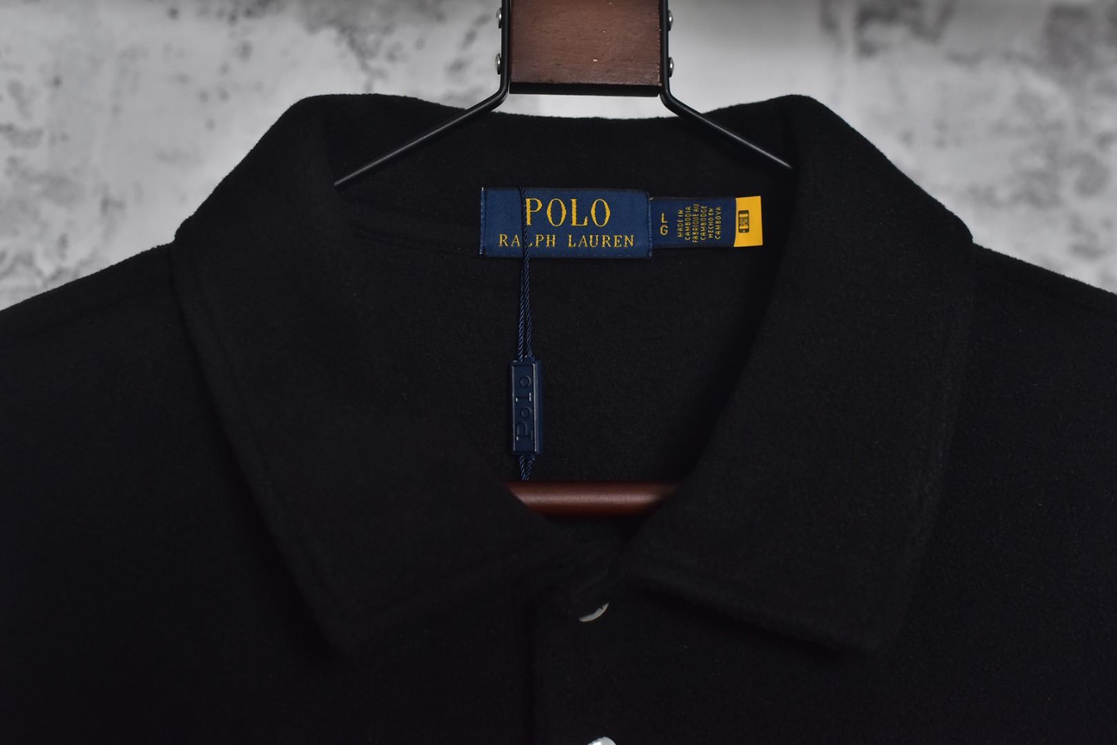 图片[6]-#拉尔夫劳伦双面绒polo 面料：16支双面绒，280克重，成分100%涤纶 罗纹：32支精棉十字罗纹，360克 采用日本进口“百灵达”多头式刺绣机台绣花，刺绣更缜密，更美观！独家订购进口“Coats”高士线，国际知名品牌，世界领先的缝纫线制造商。 独家对版开模，做原版等同大小厚度蝶贝纽扣。取自天然贝母打磨而成，纽扣表面受光源照射隐约带有五彩斑斓的亮泽感，纽扣的针孔朝向对版打扣，保持整齐，细节还原！ 尺码：S M L XL-选品中心