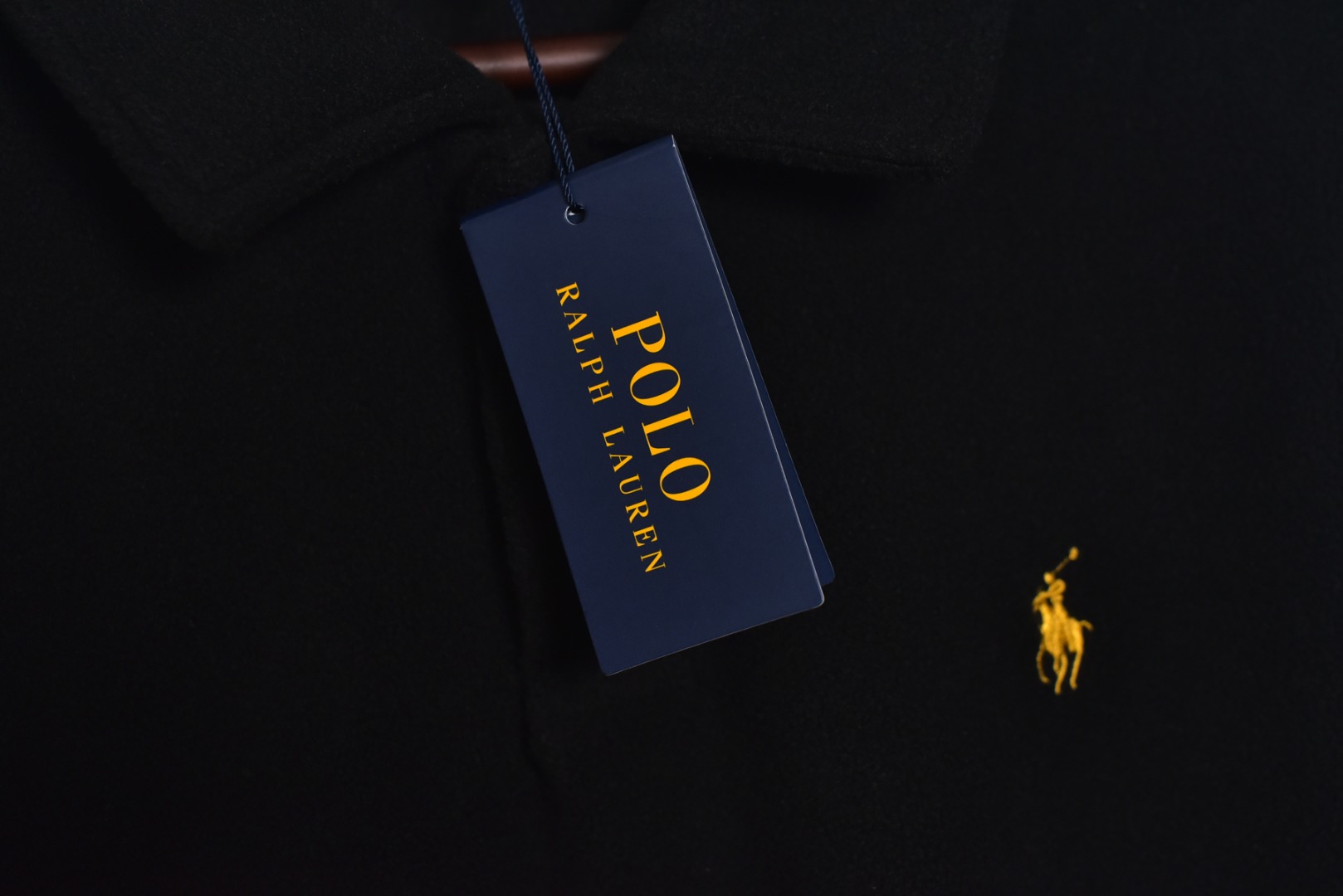 图片[4]-#拉尔夫劳伦双面绒polo 面料：16支双面绒，280克重，成分100%涤纶 罗纹：32支精棉十字罗纹，360克 采用日本进口“百灵达”多头式刺绣机台绣花，刺绣更缜密，更美观！独家订购进口“Coats”高士线，国际知名品牌，世界领先的缝纫线制造商。 独家对版开模，做原版等同大小厚度蝶贝纽扣。取自天然贝母打磨而成，纽扣表面受光源照射隐约带有五彩斑斓的亮泽感，纽扣的针孔朝向对版打扣，保持整齐，细节还原！ 尺码：S M L XL-选品中心