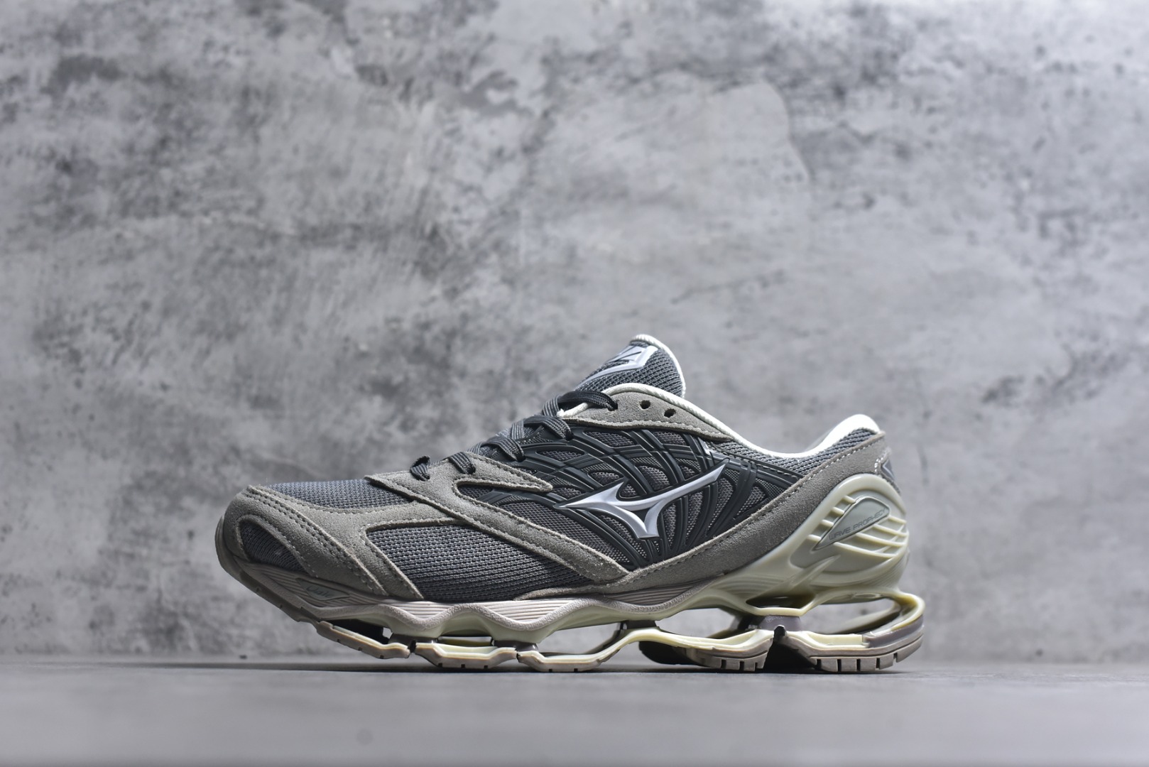 #Mizuno Wave Prophecy LS 经典百搭跑步鞋 男女同款 美津浓（Mizuno）是日本美津浓株式会社于1906年创立的运动品牌，经过一个多世纪的不断努力现已成为世界著名的运动器具、服装和鞋类生产商。美津浓力求服务于各类运动项目，并竭力使运动生活更加愉快和振奋。产品种类齐全，覆盖几乎全部主要运动项目，达到30万多个品类。尺码：36 36.5 37.5 38 38.5 39 40 40.5 41 42 42.5 43 44 44.5 45-选品中心