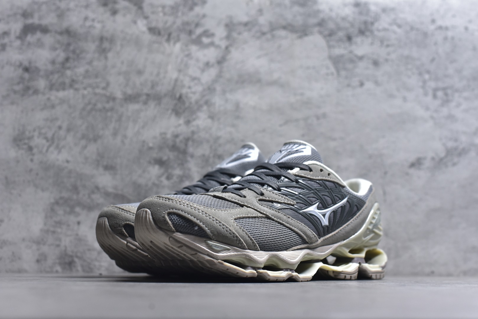 图片[2]-#Mizuno Wave Prophecy LS 经典百搭跑步鞋 男女同款 美津浓（Mizuno）是日本美津浓株式会社于1906年创立的运动品牌，经过一个多世纪的不断努力现已成为世界著名的运动器具、服装和鞋类生产商。美津浓力求服务于各类运动项目，并竭力使运动生活更加愉快和振奋。产品种类齐全，覆盖几乎全部主要运动项目，达到30万多个品类。尺码：36 36.5 37.5 38 38.5 39 40 40.5 41 42 42.5 43 44 44.5 45-选品中心