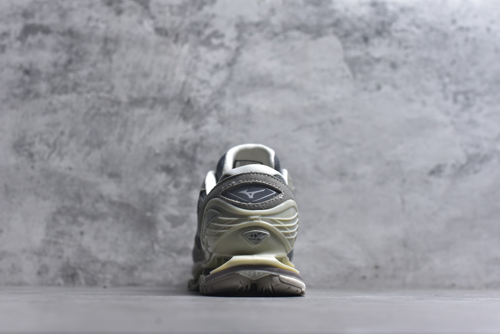 图片[5]-#Mizuno Wave Prophecy LS 经典百搭跑步鞋 男女同款 美津浓（Mizuno）是日本美津浓株式会社于1906年创立的运动品牌，经过一个多世纪的不断努力现已成为世界著名的运动器具、服装和鞋类生产商。美津浓力求服务于各类运动项目，并竭力使运动生活更加愉快和振奋。产品种类齐全，覆盖几乎全部主要运动项目，达到30万多个品类。尺码：36 36.5 37.5 38 38.5 39 40 40.5 41 42 42.5 43 44 44.5 45-选品中心