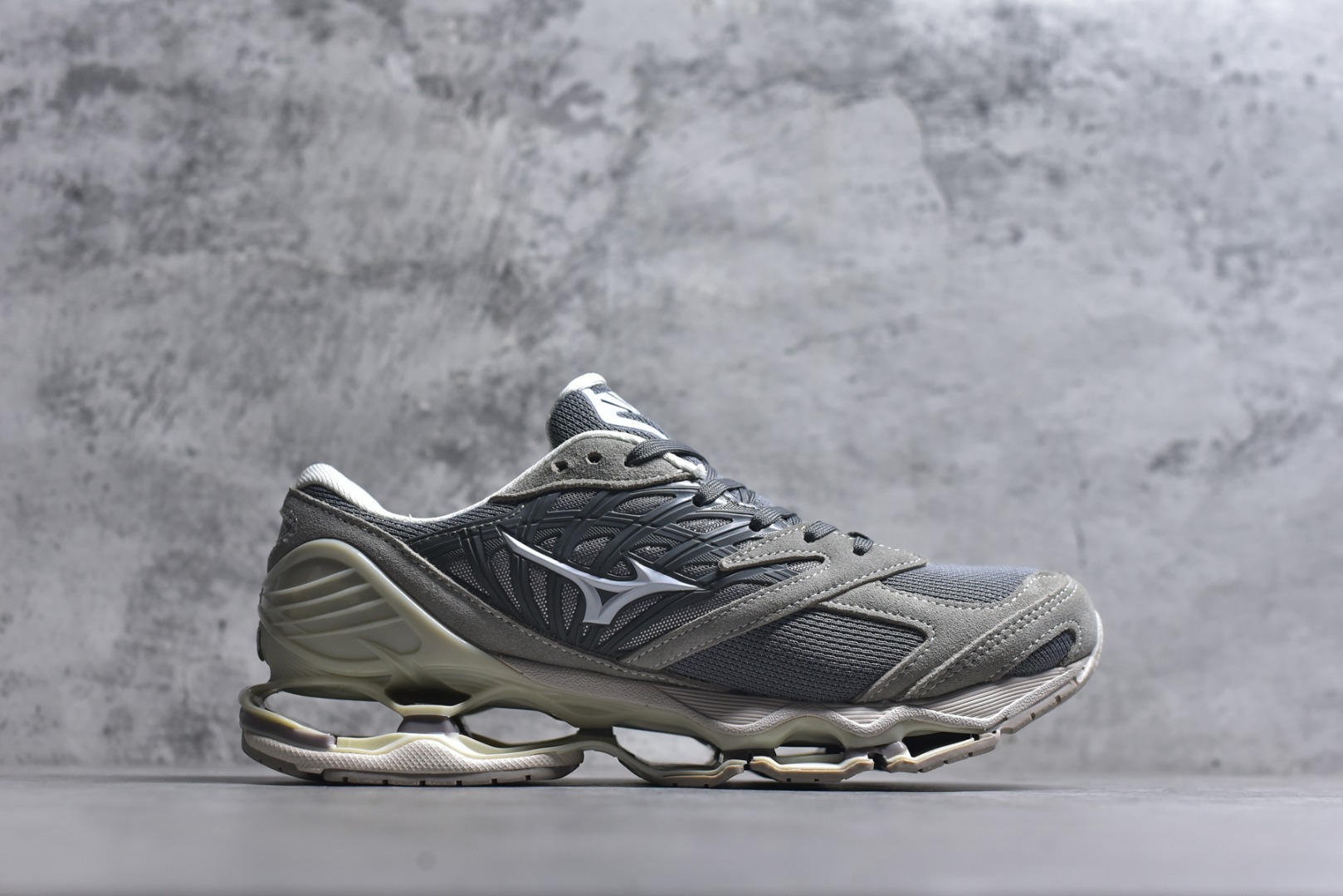 图片[3]-#Mizuno Wave Prophecy LS 经典百搭跑步鞋 男女同款 美津浓（Mizuno）是日本美津浓株式会社于1906年创立的运动品牌，经过一个多世纪的不断努力现已成为世界著名的运动器具、服装和鞋类生产商。美津浓力求服务于各类运动项目，并竭力使运动生活更加愉快和振奋。产品种类齐全，覆盖几乎全部主要运动项目，达到30万多个品类。尺码：36 36.5 37.5 38 38.5 39 40 40.5 41 42 42.5 43 44 44.5 45-选品中心