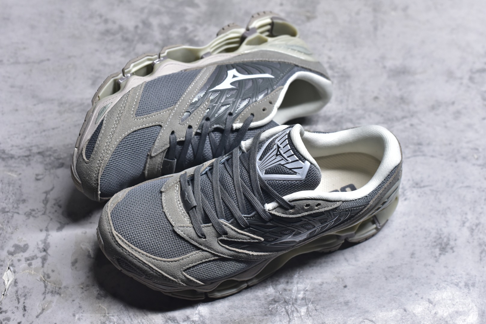 图片[7]-#Mizuno Wave Prophecy LS 经典百搭跑步鞋 男女同款 美津浓（Mizuno）是日本美津浓株式会社于1906年创立的运动品牌，经过一个多世纪的不断努力现已成为世界著名的运动器具、服装和鞋类生产商。美津浓力求服务于各类运动项目，并竭力使运动生活更加愉快和振奋。产品种类齐全，覆盖几乎全部主要运动项目，达到30万多个品类。尺码：36 36.5 37.5 38 38.5 39 40 40.5 41 42 42.5 43 44 44.5 45-选品中心