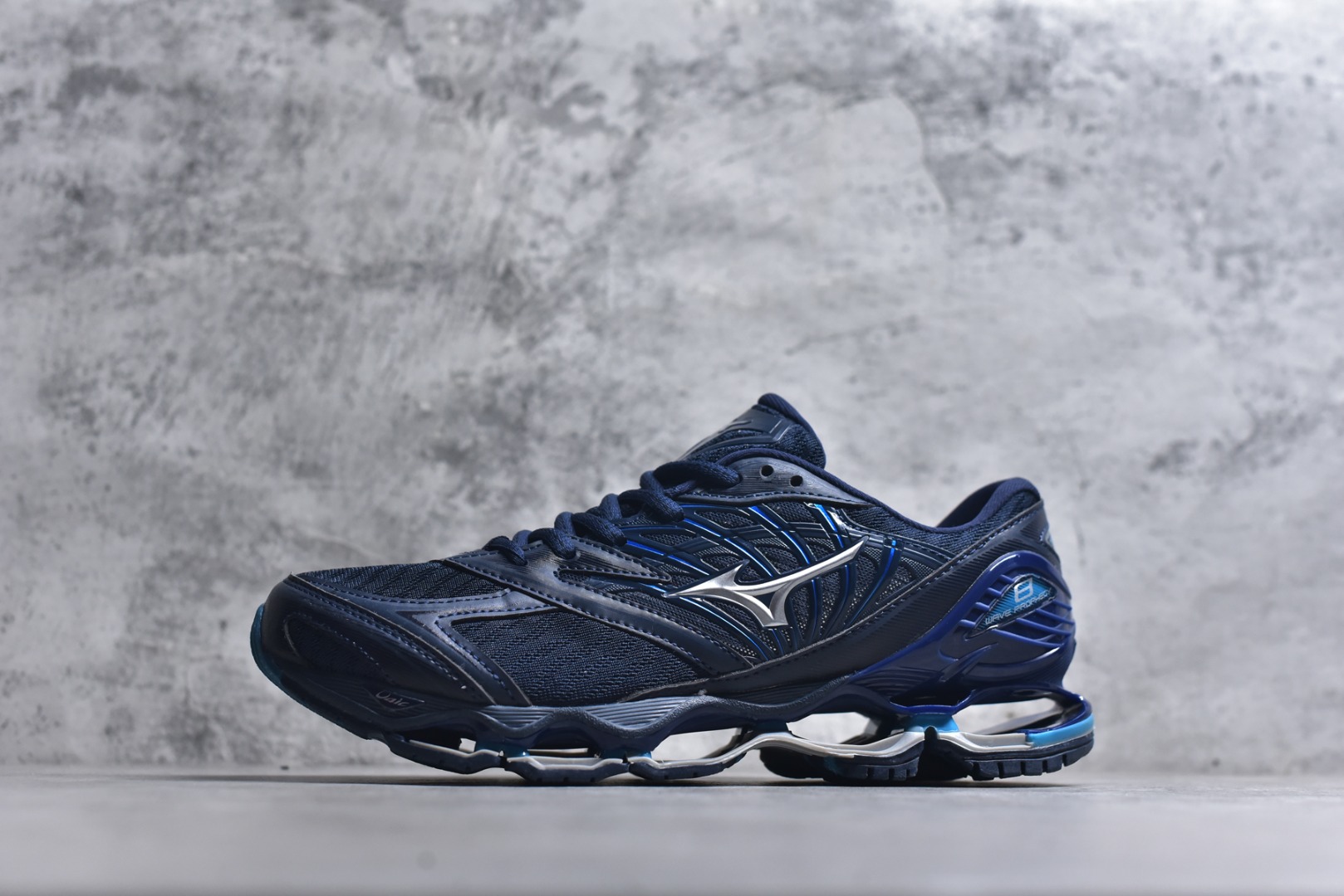 #Mizuno Wave Prophecy LS 经典百搭跑步鞋 男女同款 美津浓（Mizuno）是日本美津浓株式会社于1906年创立的运动品牌，经过一个多世纪的不断努力现已成为世界著名的运动器具、服装和鞋类生产商。美津浓力求服务于各类运动项目，并竭力使运动生活更加愉快和振奋。产品种类齐全，覆盖几乎全部主要运动项目，达到30万多个品类。尺码：36 36.5 37.5 38 38.5 39 40 40.5 41 42 42.5 43 44 44.5 45-选品中心