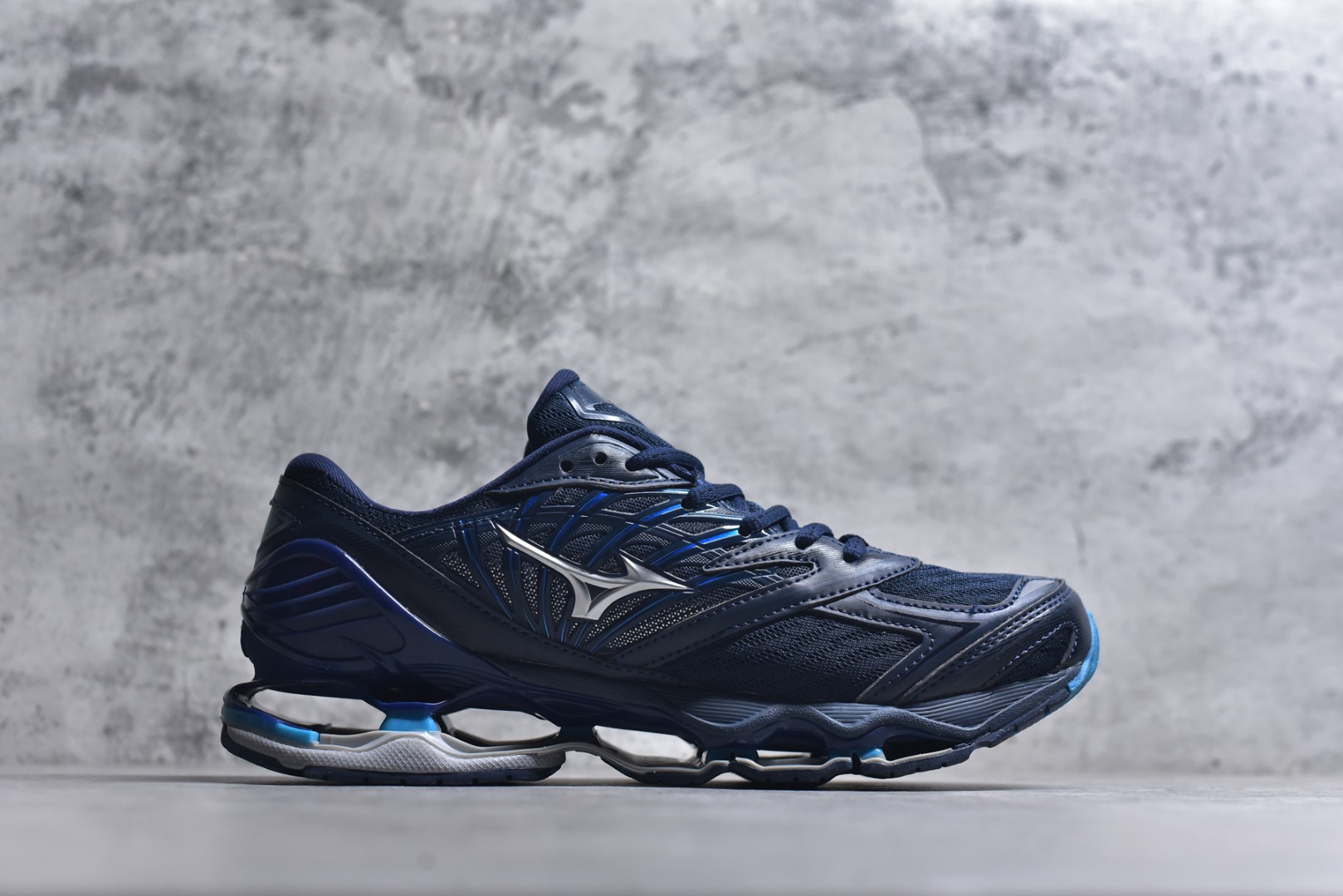 图片[3]-#Mizuno Wave Prophecy LS 经典百搭跑步鞋 男女同款 美津浓（Mizuno）是日本美津浓株式会社于1906年创立的运动品牌，经过一个多世纪的不断努力现已成为世界著名的运动器具、服装和鞋类生产商。美津浓力求服务于各类运动项目，并竭力使运动生活更加愉快和振奋。产品种类齐全，覆盖几乎全部主要运动项目，达到30万多个品类。尺码：36 36.5 37.5 38 38.5 39 40 40.5 41 42 42.5 43 44 44.5 45-选品中心