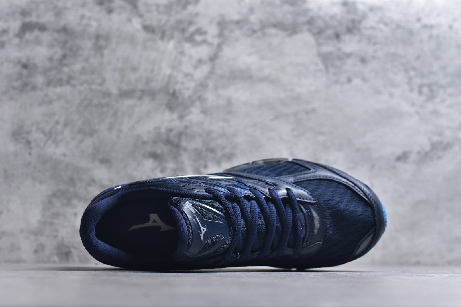 图片[4]-#Mizuno Wave Prophecy LS 经典百搭跑步鞋 男女同款 美津浓（Mizuno）是日本美津浓株式会社于1906年创立的运动品牌，经过一个多世纪的不断努力现已成为世界著名的运动器具、服装和鞋类生产商。美津浓力求服务于各类运动项目，并竭力使运动生活更加愉快和振奋。产品种类齐全，覆盖几乎全部主要运动项目，达到30万多个品类。尺码：36 36.5 37.5 38 38.5 39 40 40.5 41 42 42.5 43 44 44.5 45-选品中心