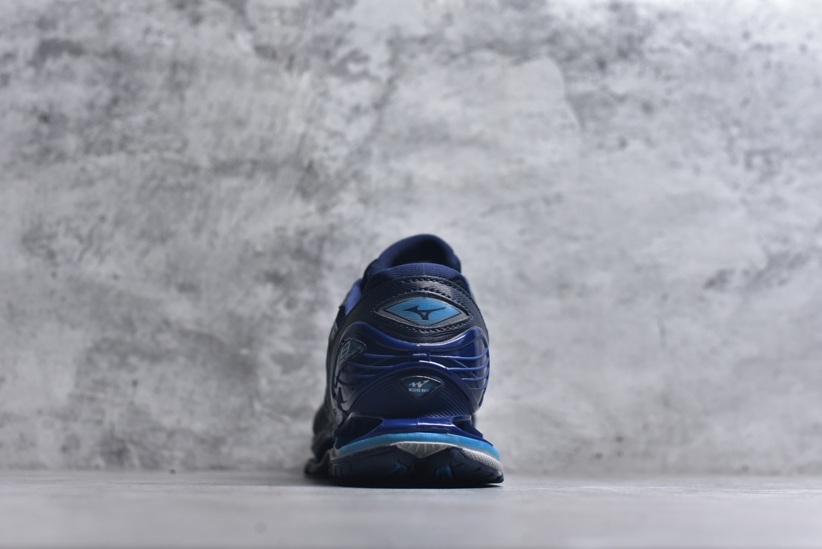 图片[5]-#Mizuno Wave Prophecy LS 经典百搭跑步鞋 男女同款 美津浓（Mizuno）是日本美津浓株式会社于1906年创立的运动品牌，经过一个多世纪的不断努力现已成为世界著名的运动器具、服装和鞋类生产商。美津浓力求服务于各类运动项目，并竭力使运动生活更加愉快和振奋。产品种类齐全，覆盖几乎全部主要运动项目，达到30万多个品类。尺码：36 36.5 37.5 38 38.5 39 40 40.5 41 42 42.5 43 44 44.5 45-选品中心