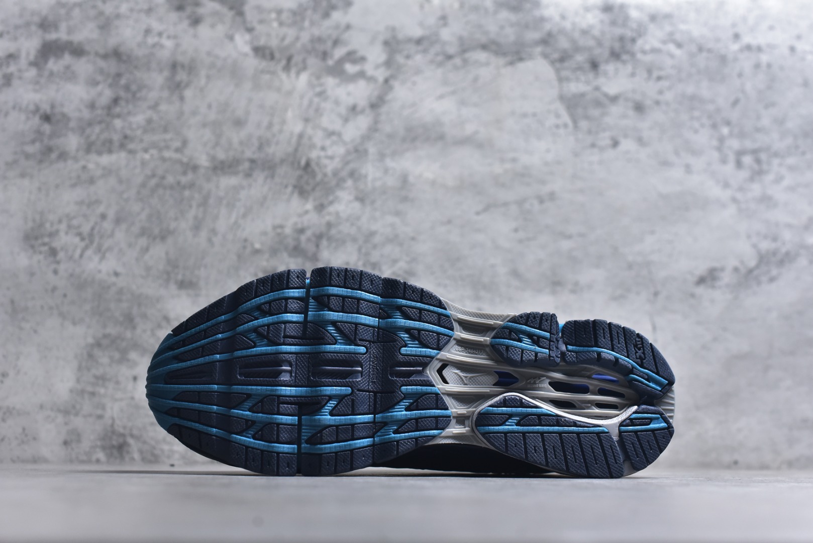 图片[6]-#Mizuno Wave Prophecy LS 经典百搭跑步鞋 男女同款 美津浓（Mizuno）是日本美津浓株式会社于1906年创立的运动品牌，经过一个多世纪的不断努力现已成为世界著名的运动器具、服装和鞋类生产商。美津浓力求服务于各类运动项目，并竭力使运动生活更加愉快和振奋。产品种类齐全，覆盖几乎全部主要运动项目，达到30万多个品类。尺码：36 36.5 37.5 38 38.5 39 40 40.5 41 42 42.5 43 44 44.5 45-选品中心