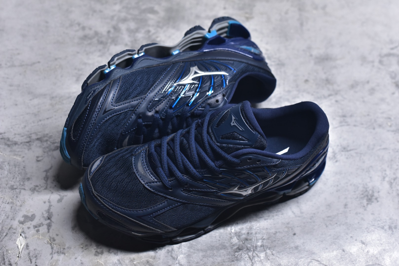 图片[7]-#Mizuno Wave Prophecy LS 经典百搭跑步鞋 男女同款 美津浓（Mizuno）是日本美津浓株式会社于1906年创立的运动品牌，经过一个多世纪的不断努力现已成为世界著名的运动器具、服装和鞋类生产商。美津浓力求服务于各类运动项目，并竭力使运动生活更加愉快和振奋。产品种类齐全，覆盖几乎全部主要运动项目，达到30万多个品类。尺码：36 36.5 37.5 38 38.5 39 40 40.5 41 42 42.5 43 44 44.5 45-选品中心