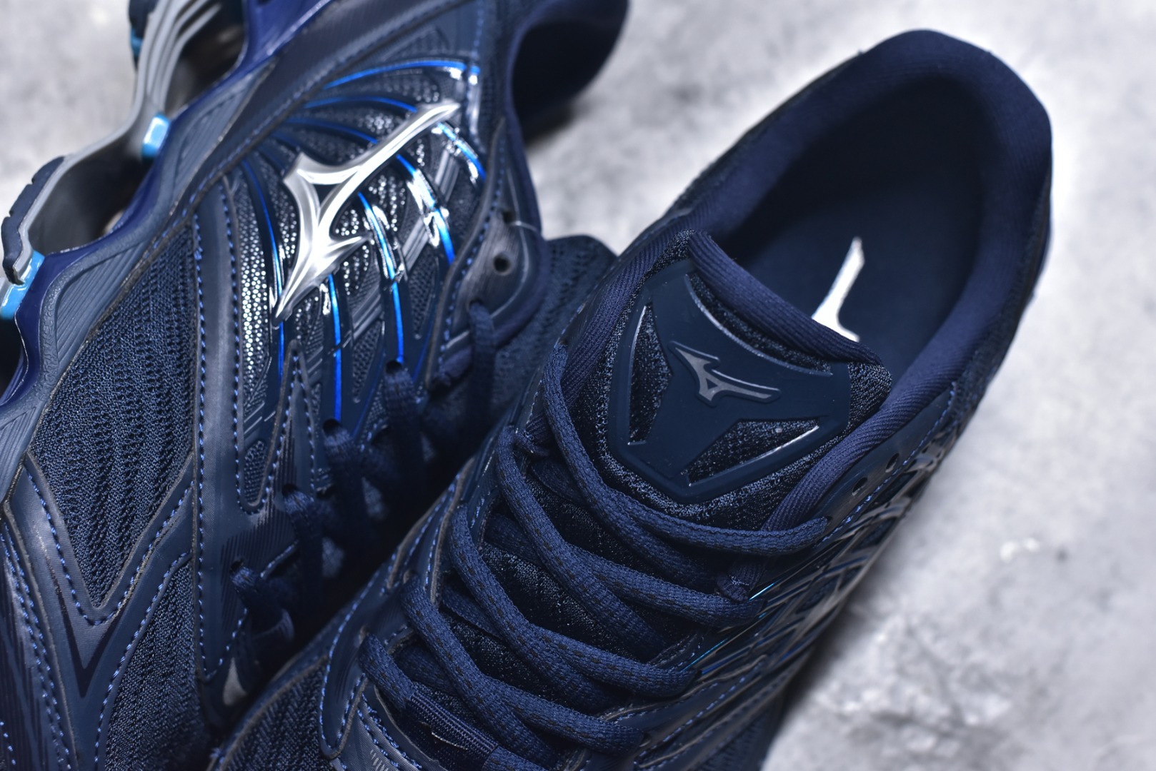 图片[9]-#Mizuno Wave Prophecy LS 经典百搭跑步鞋 男女同款 美津浓（Mizuno）是日本美津浓株式会社于1906年创立的运动品牌，经过一个多世纪的不断努力现已成为世界著名的运动器具、服装和鞋类生产商。美津浓力求服务于各类运动项目，并竭力使运动生活更加愉快和振奋。产品种类齐全，覆盖几乎全部主要运动项目，达到30万多个品类。尺码：36 36.5 37.5 38 38.5 39 40 40.5 41 42 42.5 43 44 44.5 45-选品中心