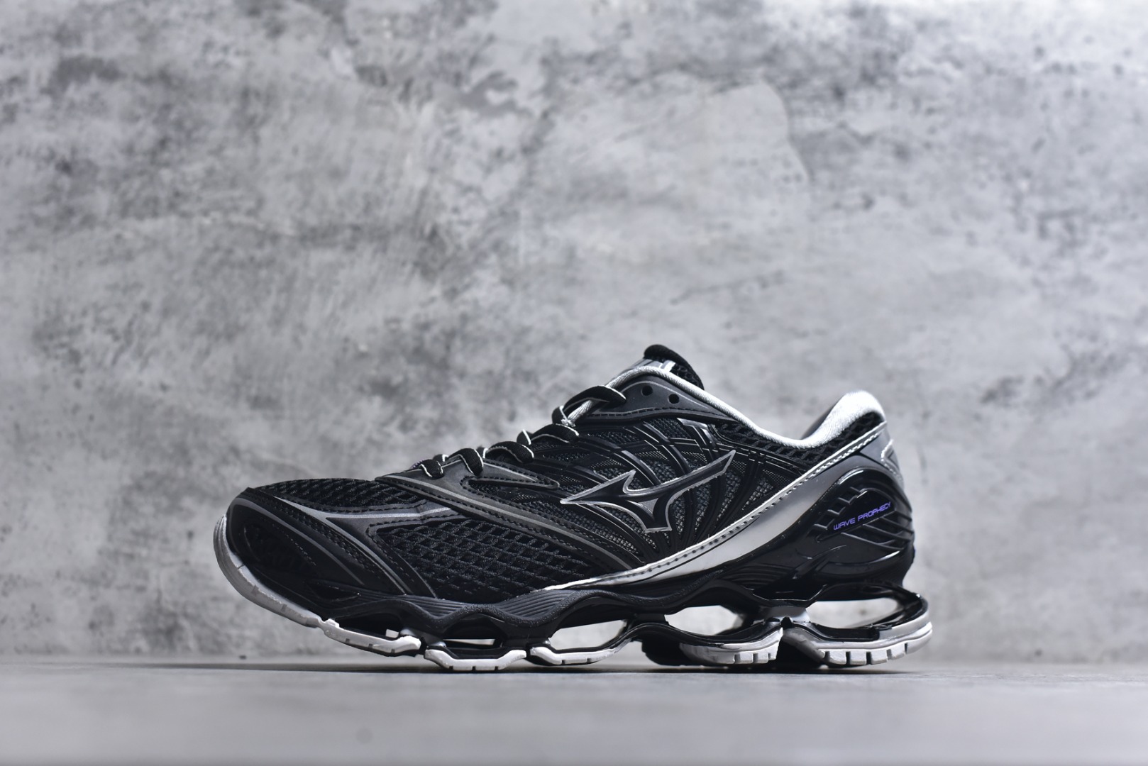 #Mizuno Wave Prophecy LS 经典百搭跑步鞋 男女同款 美津浓（Mizuno）是日本美津浓株式会社于1906年创立的运动品牌，经过一个多世纪的不断努力现已成为世界著名的运动器具、服装和鞋类生产商。美津浓力求服务于各类运动项目，并竭力使运动生活更加愉快和振奋。产品种类齐全，覆盖几乎全部主要运动项目，达到30万多个品类。尺码：36 36.5 37.5 38 38.5 39 40 40.5 41 42 42.5 43 44 44.5 45-选品中心