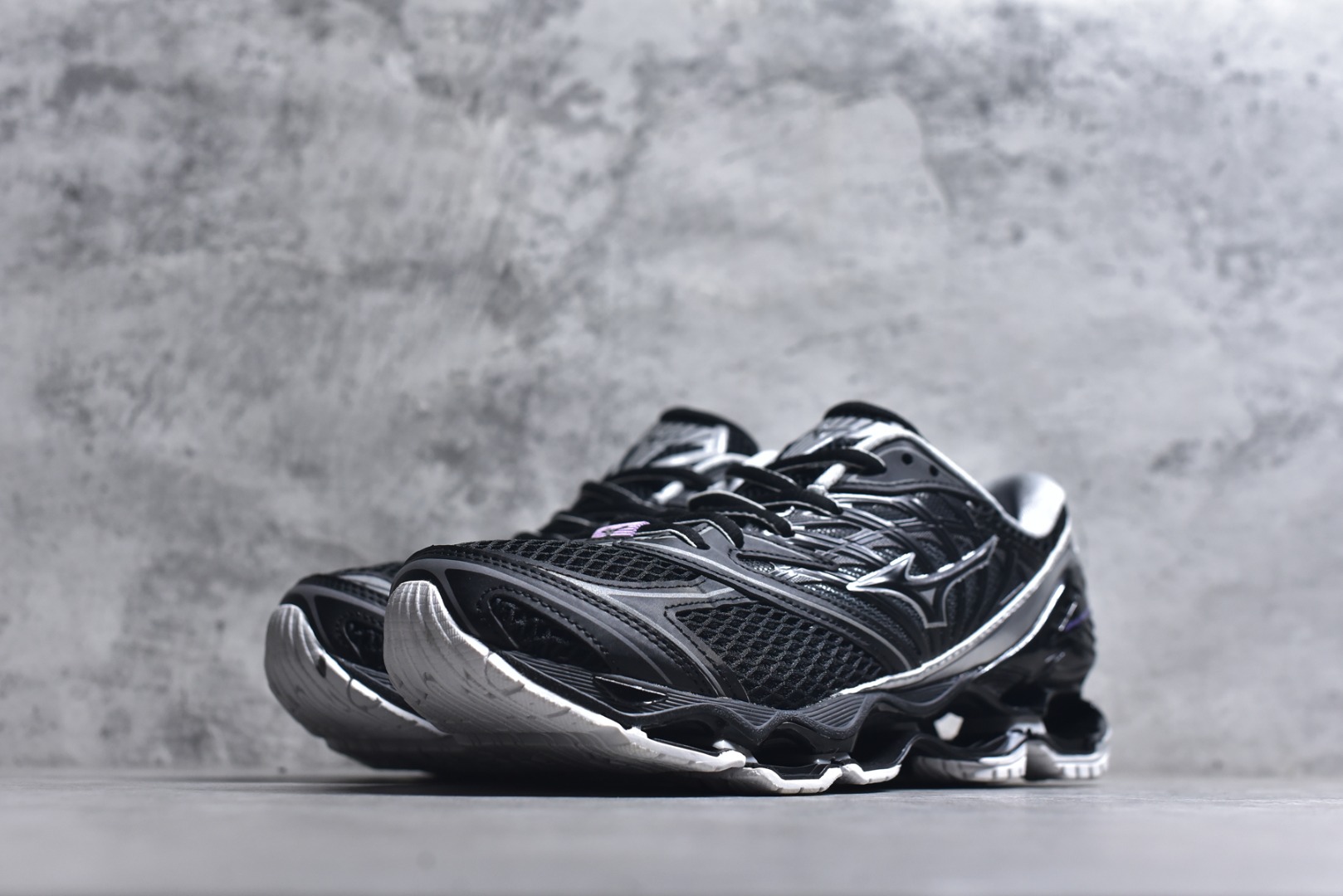 图片[2]-#Mizuno Wave Prophecy LS 经典百搭跑步鞋 男女同款 美津浓（Mizuno）是日本美津浓株式会社于1906年创立的运动品牌，经过一个多世纪的不断努力现已成为世界著名的运动器具、服装和鞋类生产商。美津浓力求服务于各类运动项目，并竭力使运动生活更加愉快和振奋。产品种类齐全，覆盖几乎全部主要运动项目，达到30万多个品类。尺码：36 36.5 37.5 38 38.5 39 40 40.5 41 42 42.5 43 44 44.5 45-选品中心