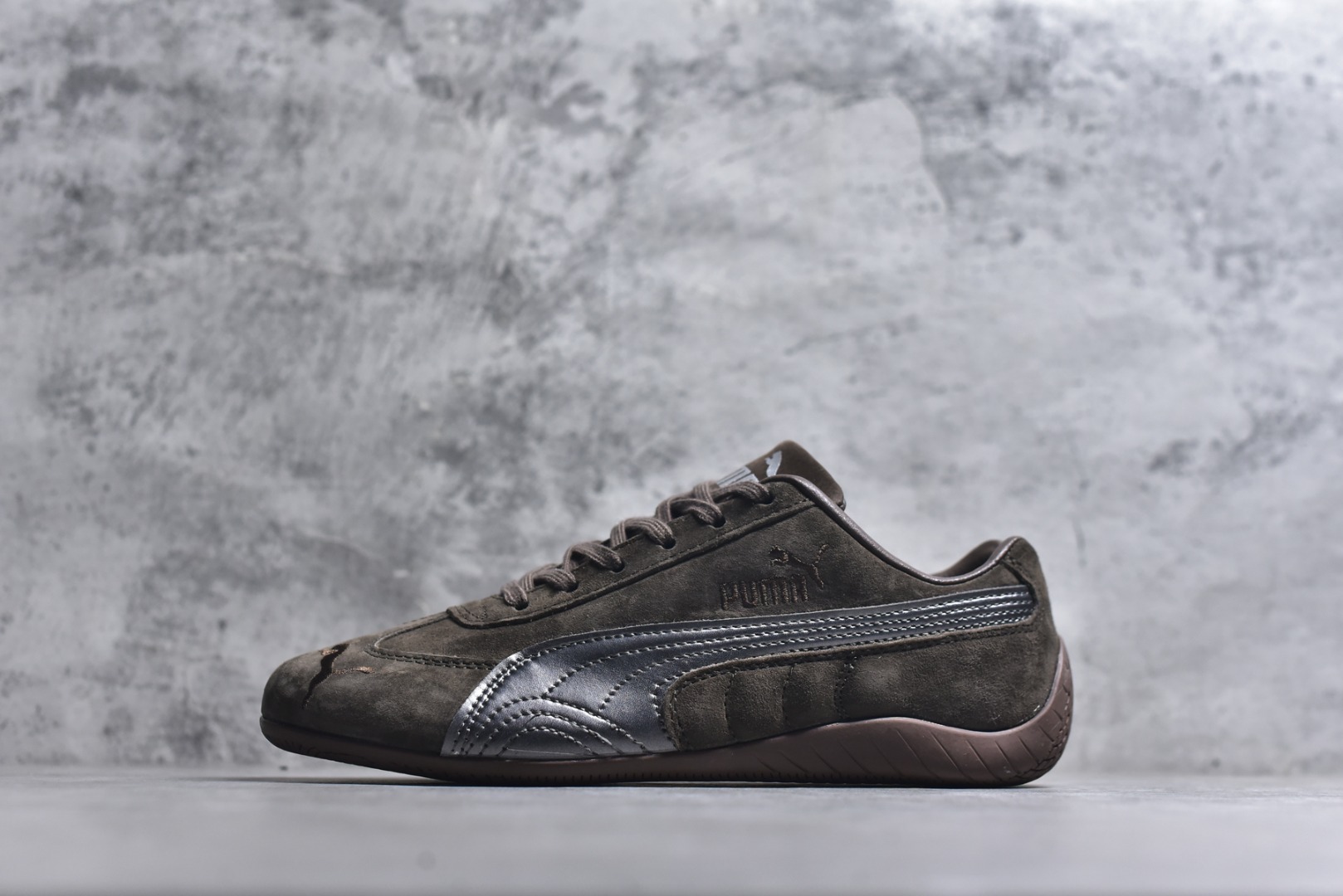 #Puma Speedcet OG 彪马低帮复古运动休闲赛车跑鞋 以趣味十足又前卫复古的设计引领潮流，将赛道精神融入街头时尚，开启前卫竞速之旅。融入经典配色，主打前卫复古风。鞋款的鞋侧以复古的流线造型，缀以经典Logo，巧妙吸睛；麂皮+网眼融合舒适鞋面，赋予了独特的个性美学，演绎赛车的无尽能量。 货号：408198-01 尺码：35.5-45-选品中心