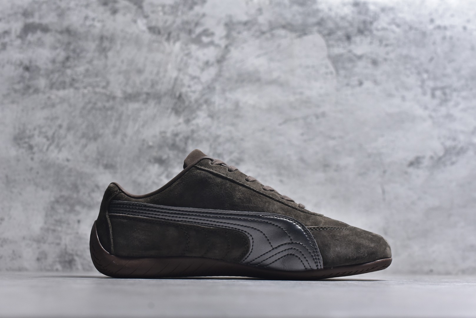 图片[3]-#Puma Speedcet OG 彪马低帮复古运动休闲赛车跑鞋 以趣味十足又前卫复古的设计引领潮流，将赛道精神融入街头时尚，开启前卫竞速之旅。融入经典配色，主打前卫复古风。鞋款的鞋侧以复古的流线造型，缀以经典Logo，巧妙吸睛；麂皮+网眼融合舒适鞋面，赋予了独特的个性美学，演绎赛车的无尽能量。 货号：408198-01 尺码：35.5-45-选品中心