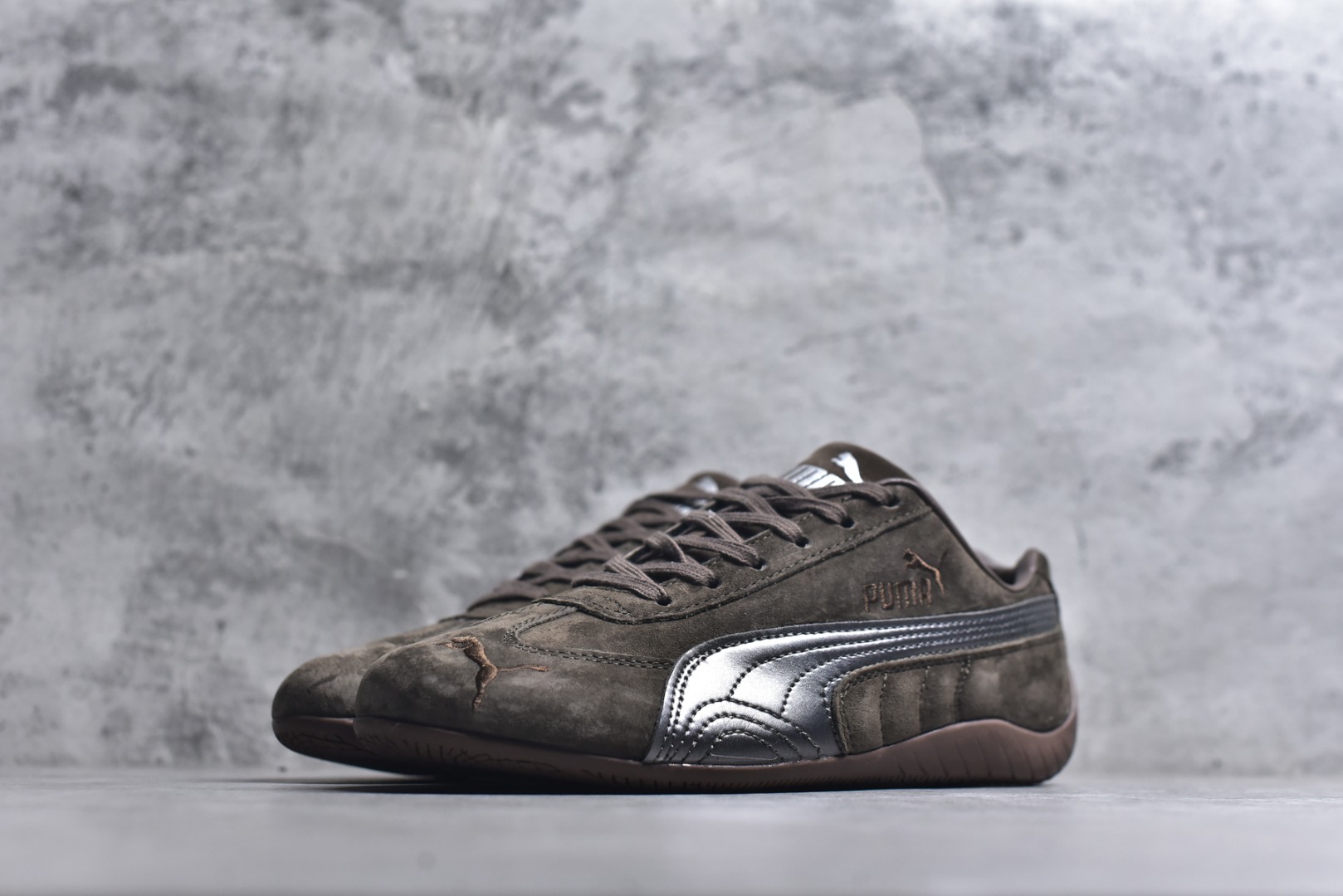 图片[2]-#Puma Speedcet OG 彪马低帮复古运动休闲赛车跑鞋 以趣味十足又前卫复古的设计引领潮流，将赛道精神融入街头时尚，开启前卫竞速之旅。融入经典配色，主打前卫复古风。鞋款的鞋侧以复古的流线造型，缀以经典Logo，巧妙吸睛；麂皮+网眼融合舒适鞋面，赋予了独特的个性美学，演绎赛车的无尽能量。 货号：408198-01 尺码：35.5-45-选品中心