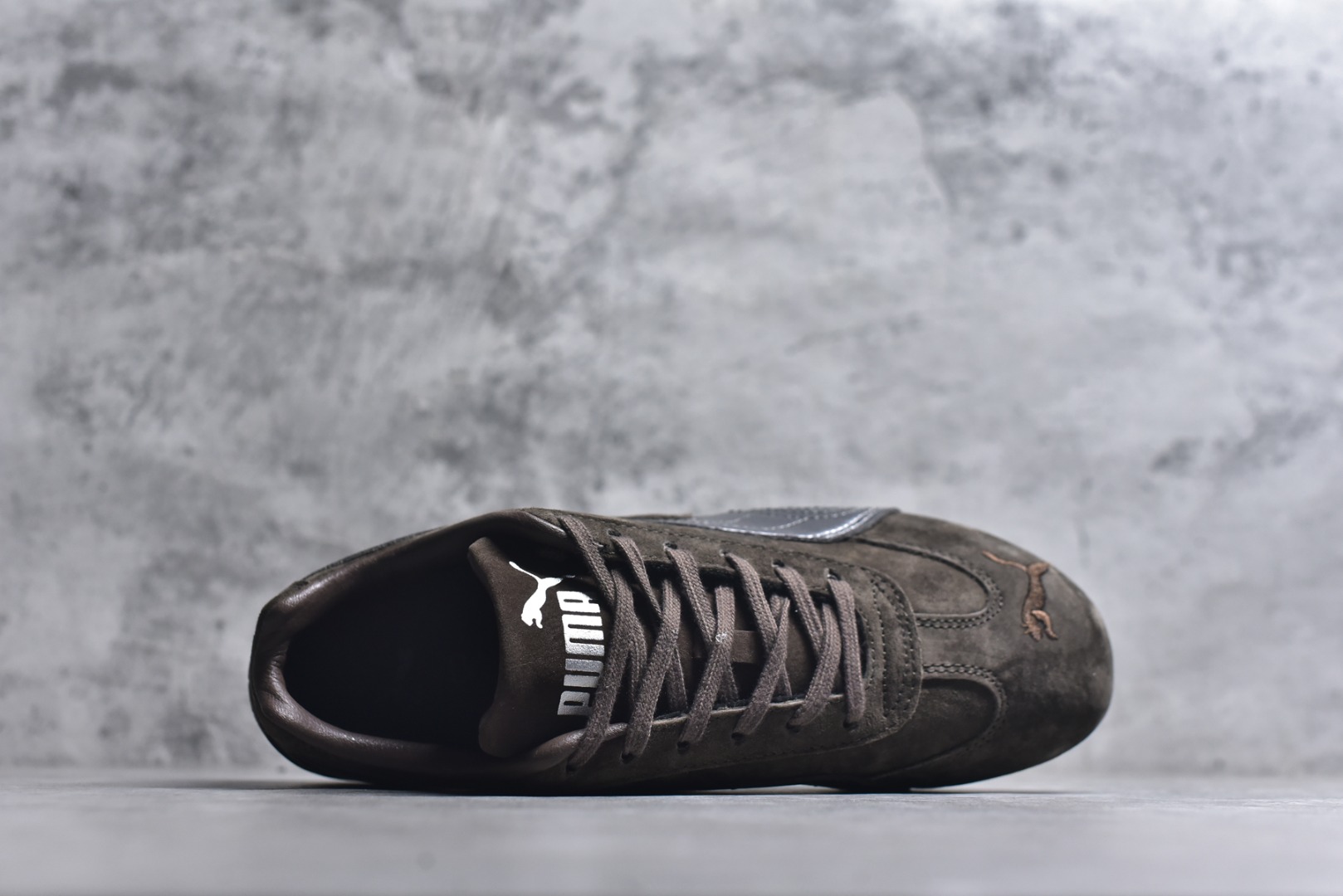 图片[4]-#Puma Speedcet OG 彪马低帮复古运动休闲赛车跑鞋 以趣味十足又前卫复古的设计引领潮流，将赛道精神融入街头时尚，开启前卫竞速之旅。融入经典配色，主打前卫复古风。鞋款的鞋侧以复古的流线造型，缀以经典Logo，巧妙吸睛；麂皮+网眼融合舒适鞋面，赋予了独特的个性美学，演绎赛车的无尽能量。 货号：408198-01 尺码：35.5-45-选品中心