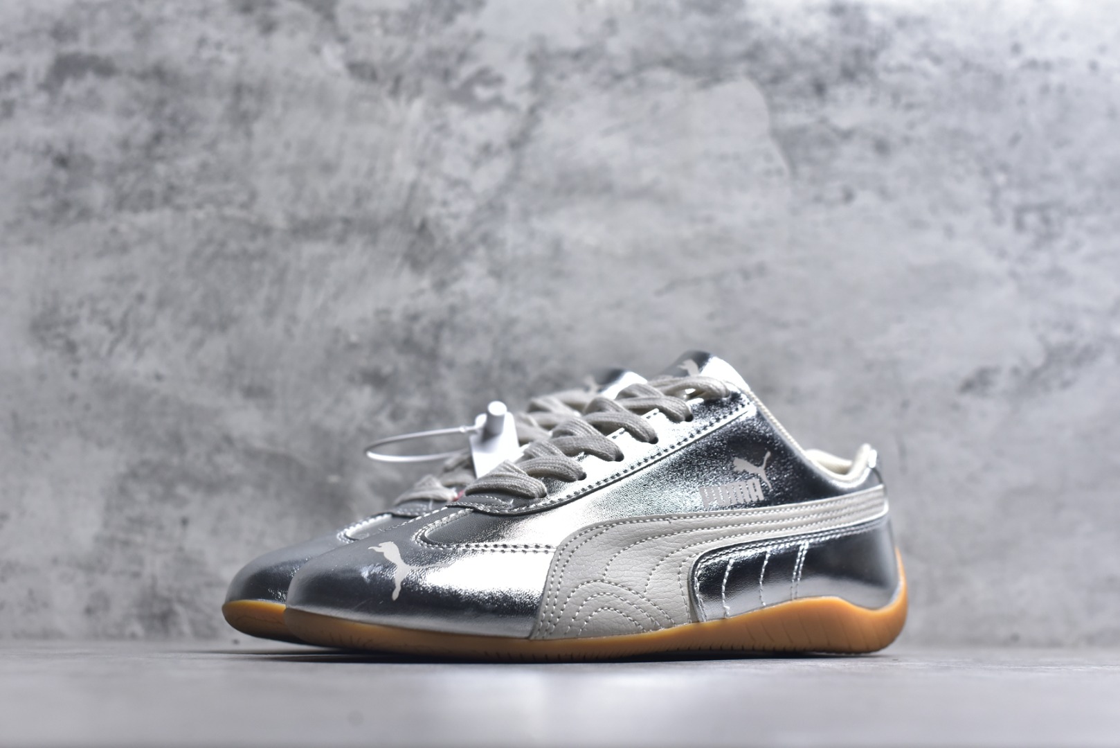 图片[2]-#Puma Speedcet OG 彪马低帮复古运动休闲赛车跑鞋 以趣味十足又前卫复古的设计引领潮流，将赛道精神融入街头时尚，开启前卫竞速之旅。融入经典配色，主打前卫复古风。鞋款的鞋侧以复古的流线造型，缀以经典Logo，巧妙吸睛；麂皮+网眼融合舒适鞋面，赋予了独特的个性美学，演绎赛车的无尽能量。 货号：406881-02 尺码：35.5-45-选品中心