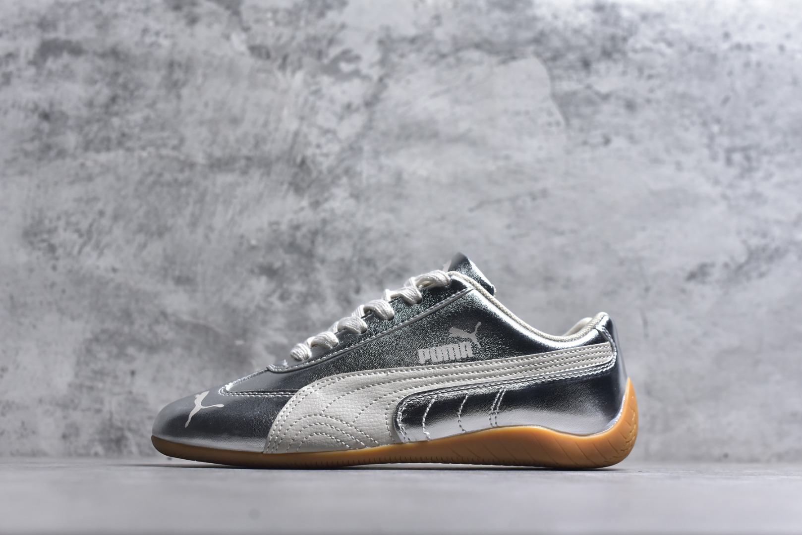 #Puma Speedcet OG 彪马低帮复古运动休闲赛车跑鞋 以趣味十足又前卫复古的设计引领潮流，将赛道精神融入街头时尚，开启前卫竞速之旅。融入经典配色，主打前卫复古风。鞋款的鞋侧以复古的流线造型，缀以经典Logo，巧妙吸睛；麂皮+网眼融合舒适鞋面，赋予了独特的个性美学，演绎赛车的无尽能量。 货号：406881-02 尺码：35.5-45-选品中心