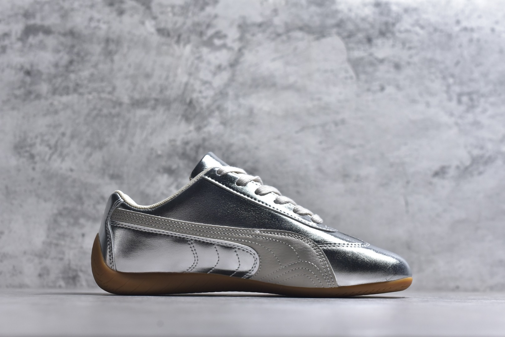 图片[3]-#Puma Speedcet OG 彪马低帮复古运动休闲赛车跑鞋 以趣味十足又前卫复古的设计引领潮流，将赛道精神融入街头时尚，开启前卫竞速之旅。融入经典配色，主打前卫复古风。鞋款的鞋侧以复古的流线造型，缀以经典Logo，巧妙吸睛；麂皮+网眼融合舒适鞋面，赋予了独特的个性美学，演绎赛车的无尽能量。 货号：406881-02 尺码：35.5-45-选品中心