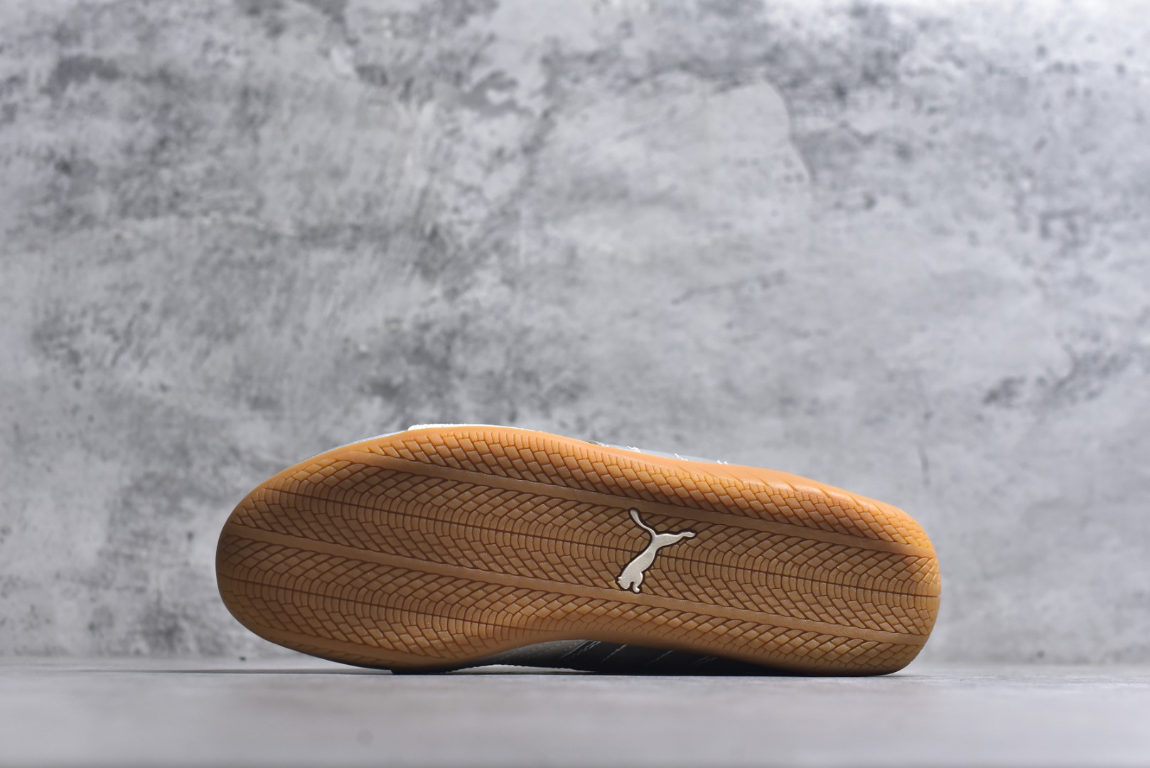 图片[6]-#Puma Speedcet OG 彪马低帮复古运动休闲赛车跑鞋 以趣味十足又前卫复古的设计引领潮流，将赛道精神融入街头时尚，开启前卫竞速之旅。融入经典配色，主打前卫复古风。鞋款的鞋侧以复古的流线造型，缀以经典Logo，巧妙吸睛；麂皮+网眼融合舒适鞋面，赋予了独特的个性美学，演绎赛车的无尽能量。 货号：406881-02 尺码：35.5-45-选品中心