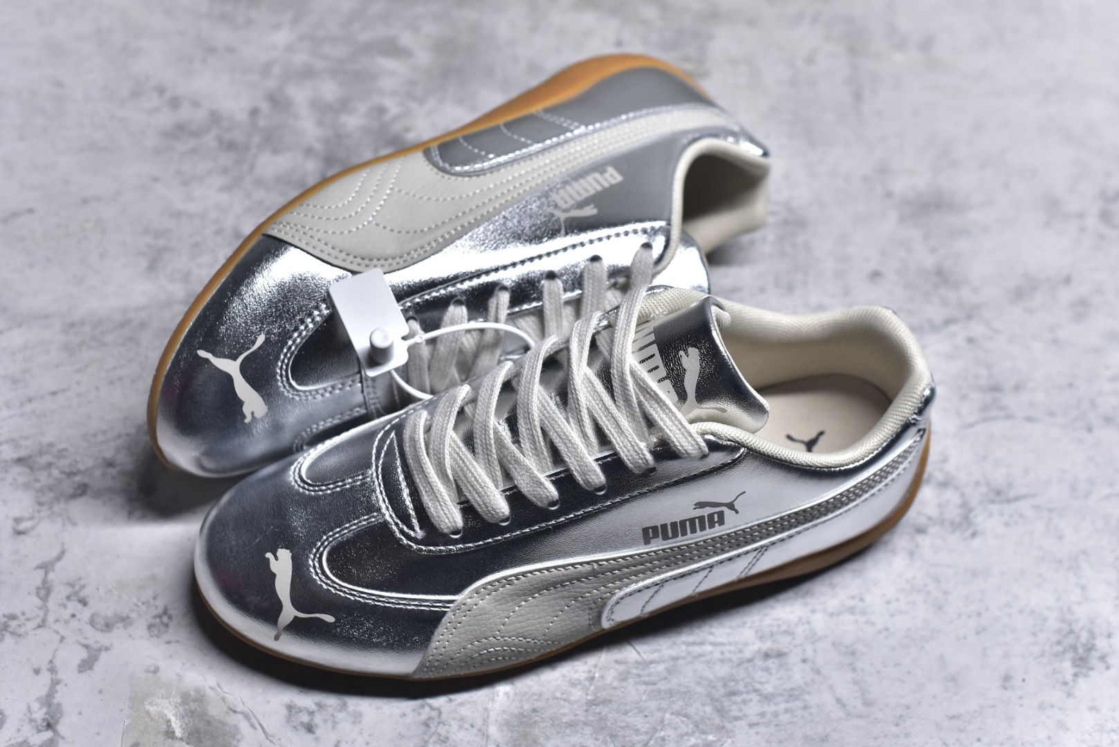 图片[7]-#Puma Speedcet OG 彪马低帮复古运动休闲赛车跑鞋 以趣味十足又前卫复古的设计引领潮流，将赛道精神融入街头时尚，开启前卫竞速之旅。融入经典配色，主打前卫复古风。鞋款的鞋侧以复古的流线造型，缀以经典Logo，巧妙吸睛；麂皮+网眼融合舒适鞋面，赋予了独特的个性美学，演绎赛车的无尽能量。 货号：406881-02 尺码：35.5-45-选品中心