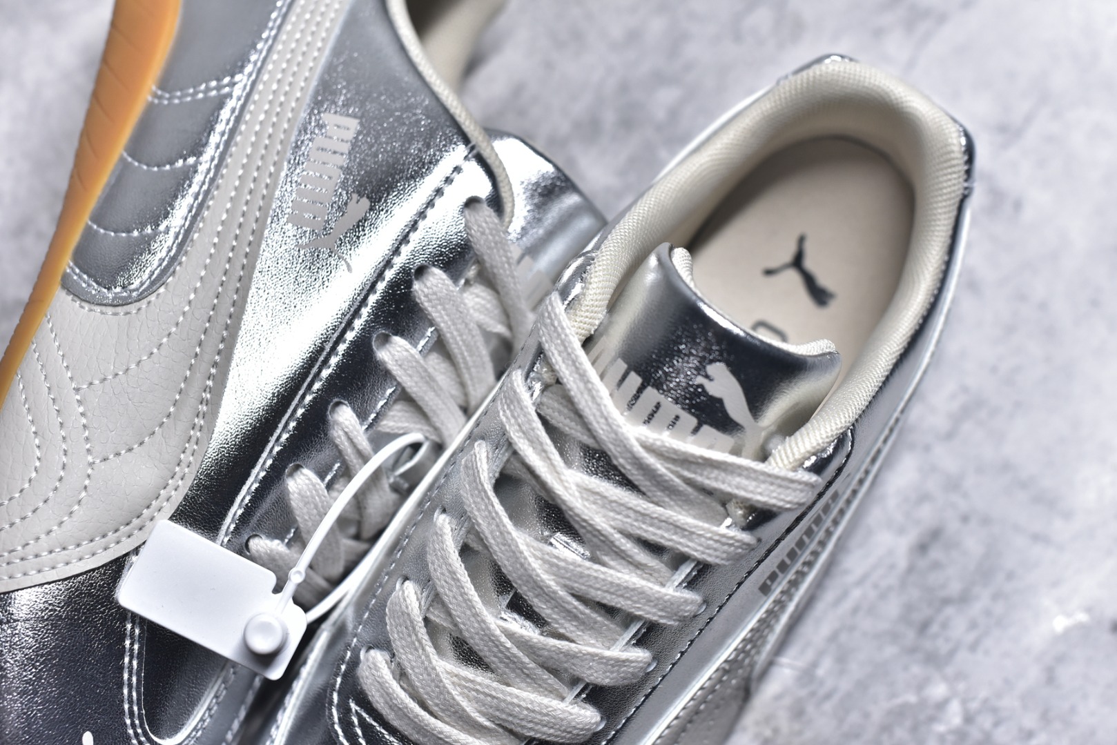 图片[9]-#Puma Speedcet OG 彪马低帮复古运动休闲赛车跑鞋 以趣味十足又前卫复古的设计引领潮流，将赛道精神融入街头时尚，开启前卫竞速之旅。融入经典配色，主打前卫复古风。鞋款的鞋侧以复古的流线造型，缀以经典Logo，巧妙吸睛；麂皮+网眼融合舒适鞋面，赋予了独特的个性美学，演绎赛车的无尽能量。 货号：406881-02 尺码：35.5-45-选品中心